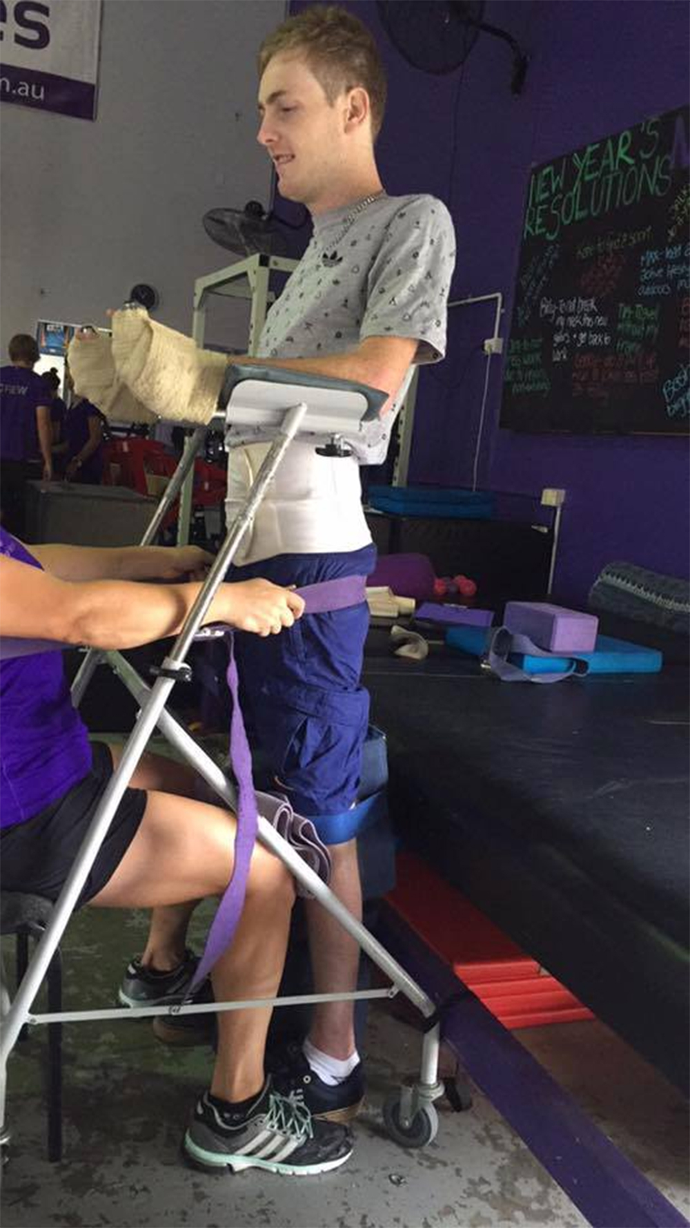 23-latek został sparaliżowany. Po chwili w jego kierunku poleciały bluzgi