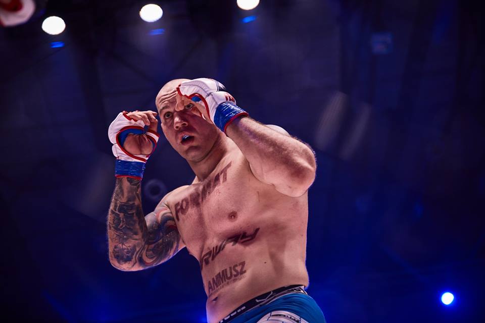 Stary wilk przez cały czas groźny! Szymon Bajor nie przestaje zaskakiwać w KSW