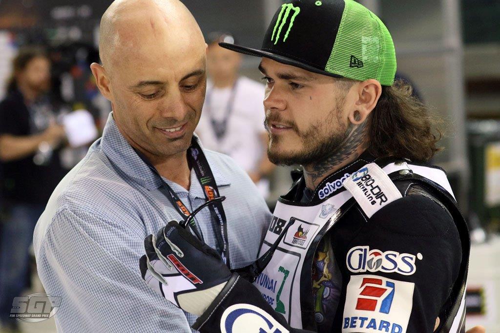 Żużel. Woffinden był jego przynętą na podryw. Z kolegą z toru nago przebiegli przez boisko