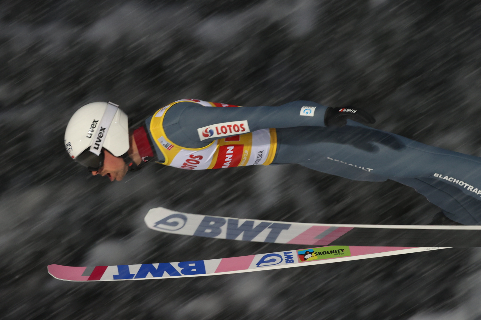 Na Skoczka Narciarskiego Tuż Przed Wybiciem Z Progu Skoczni Działa Skoki narciarskie. Sędziowie faworyzują swoich skoczków? "Czasem to