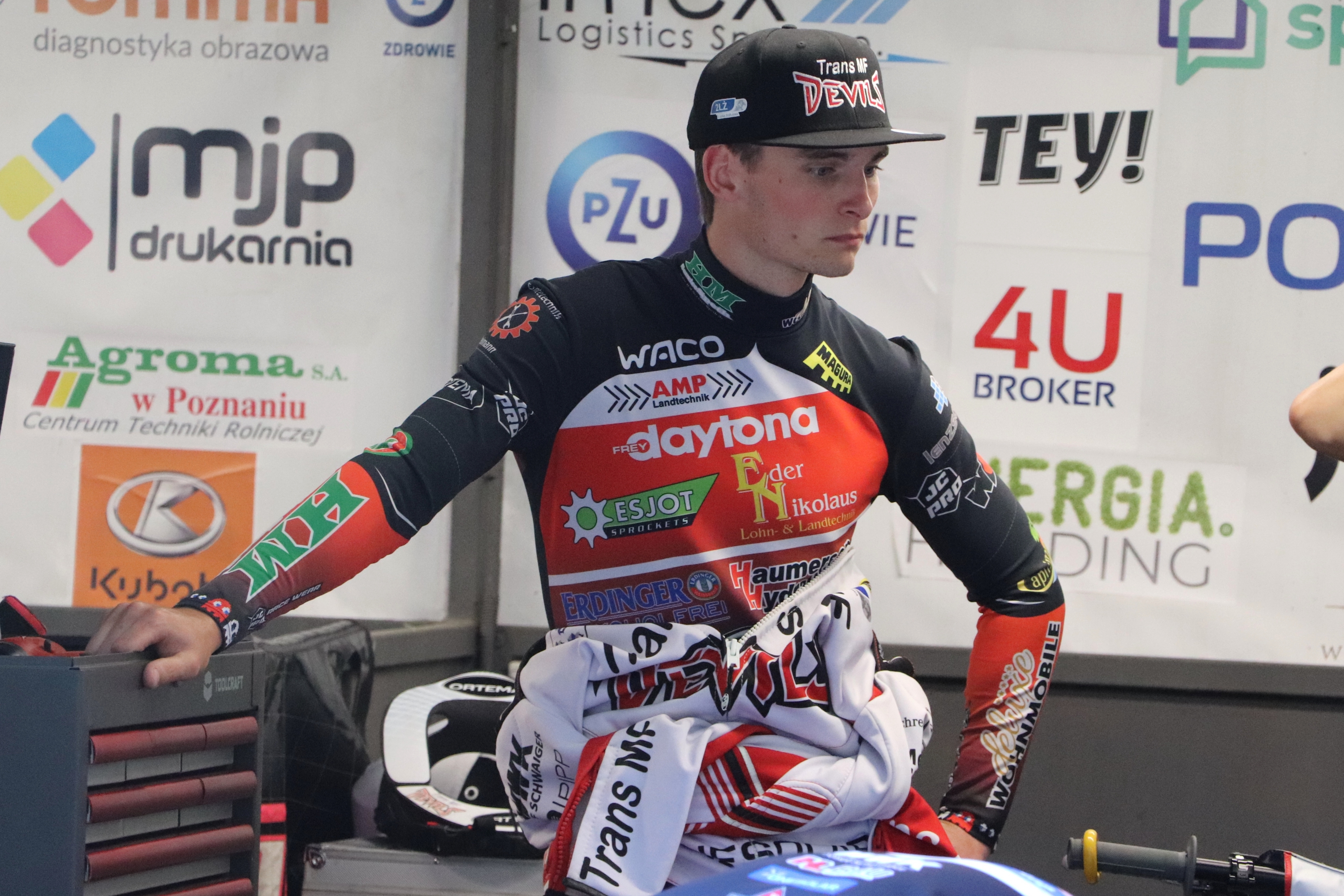 Złamany oczodół i uraz głowy. Sportowiec mówi "pas"