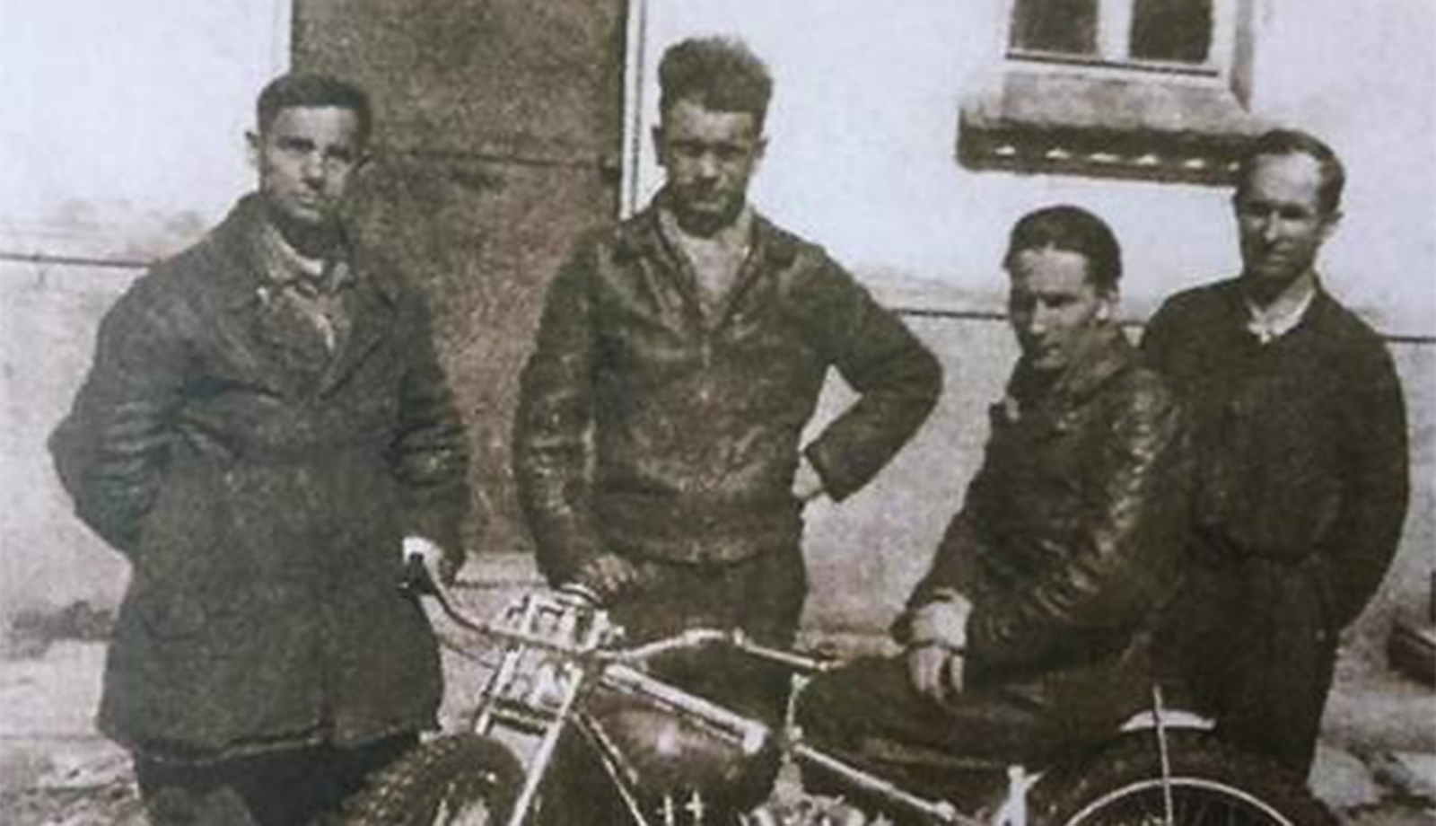 Hak motocykla rywala uderzył go w głowę. Zmarł jeszcze na torze