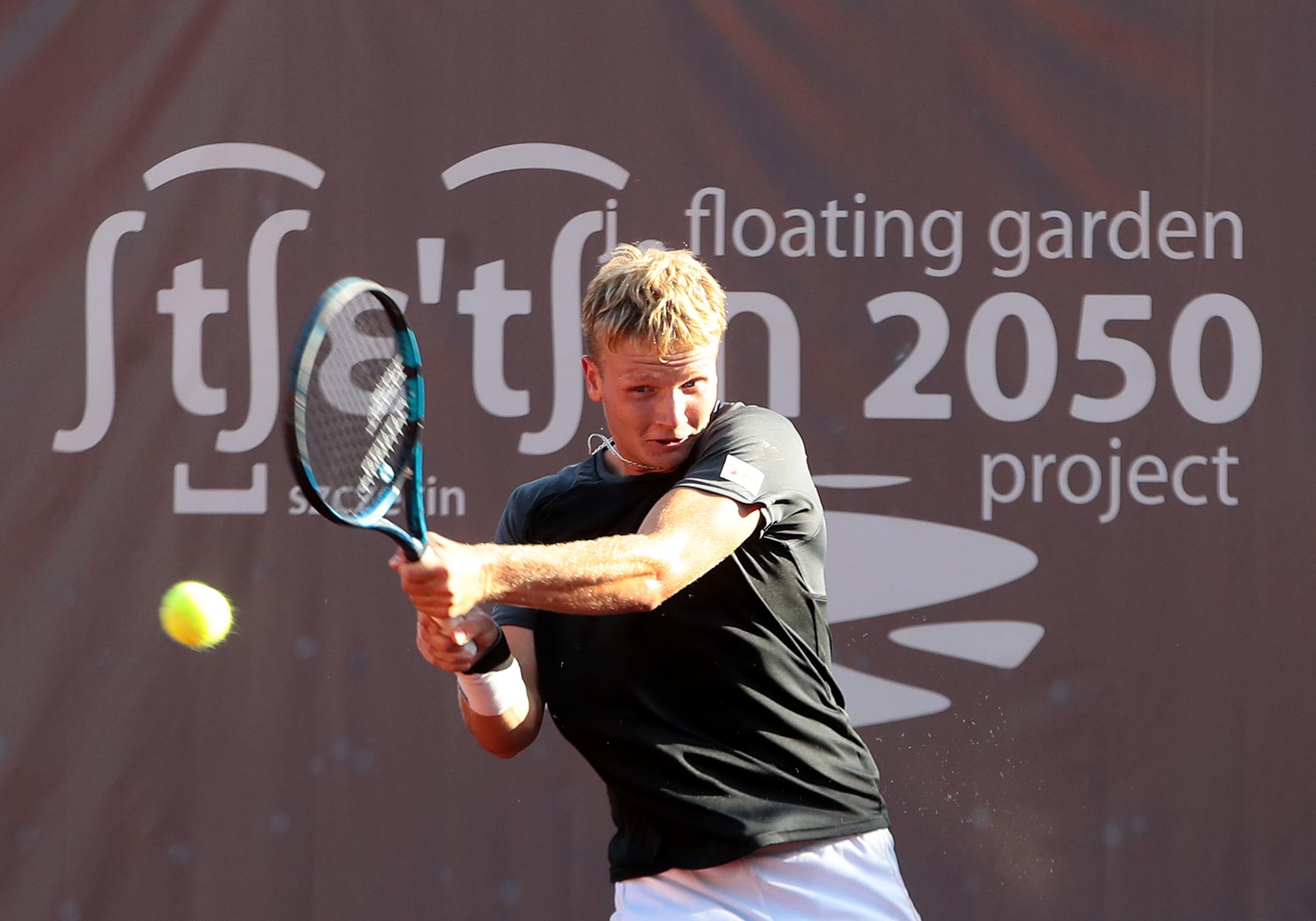 Polak znów był faworytem. Dwa sety i było po meczu