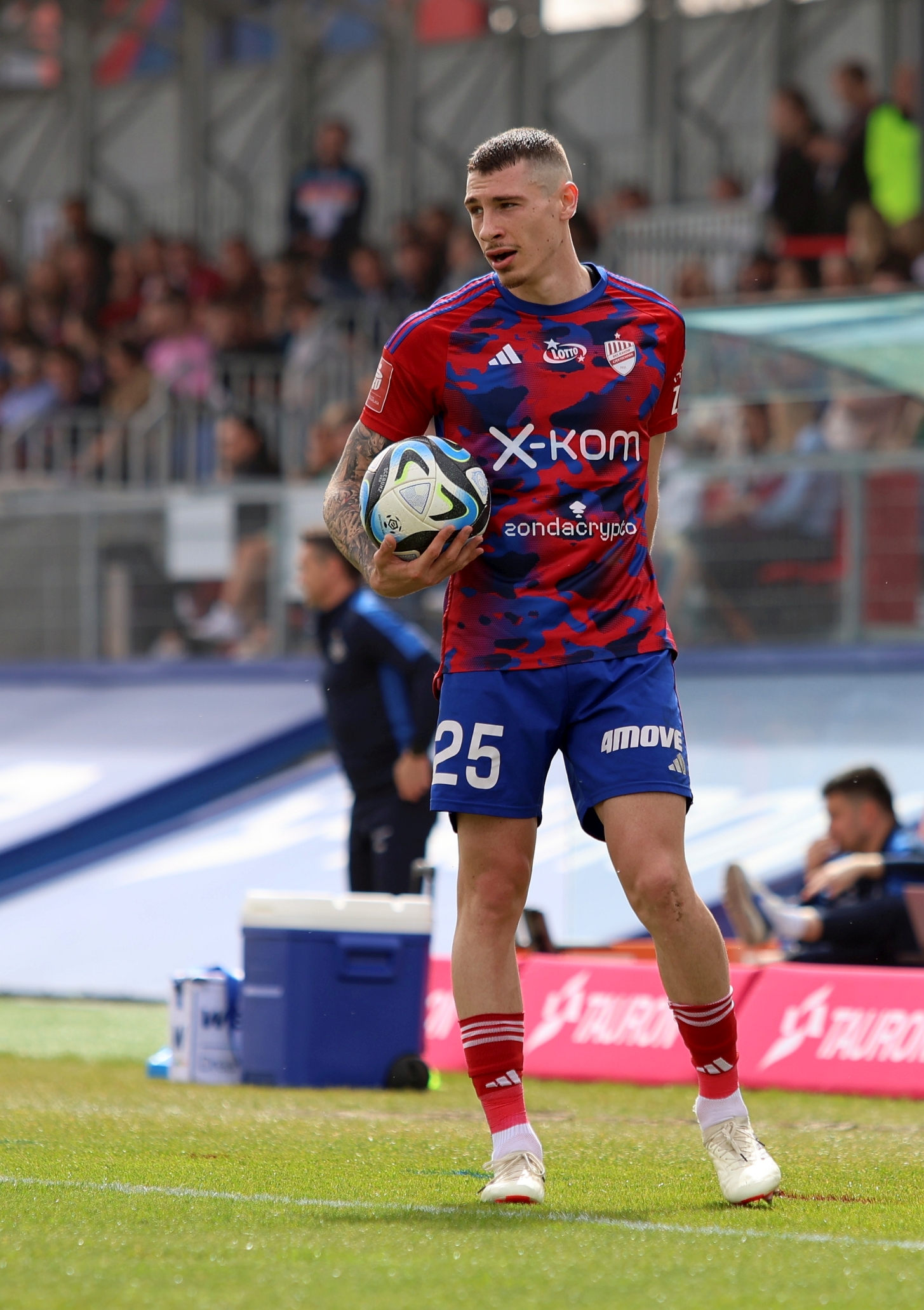 Media: piłkarz Rakowa dostał ofertę z Legii. Podjął już decyzję