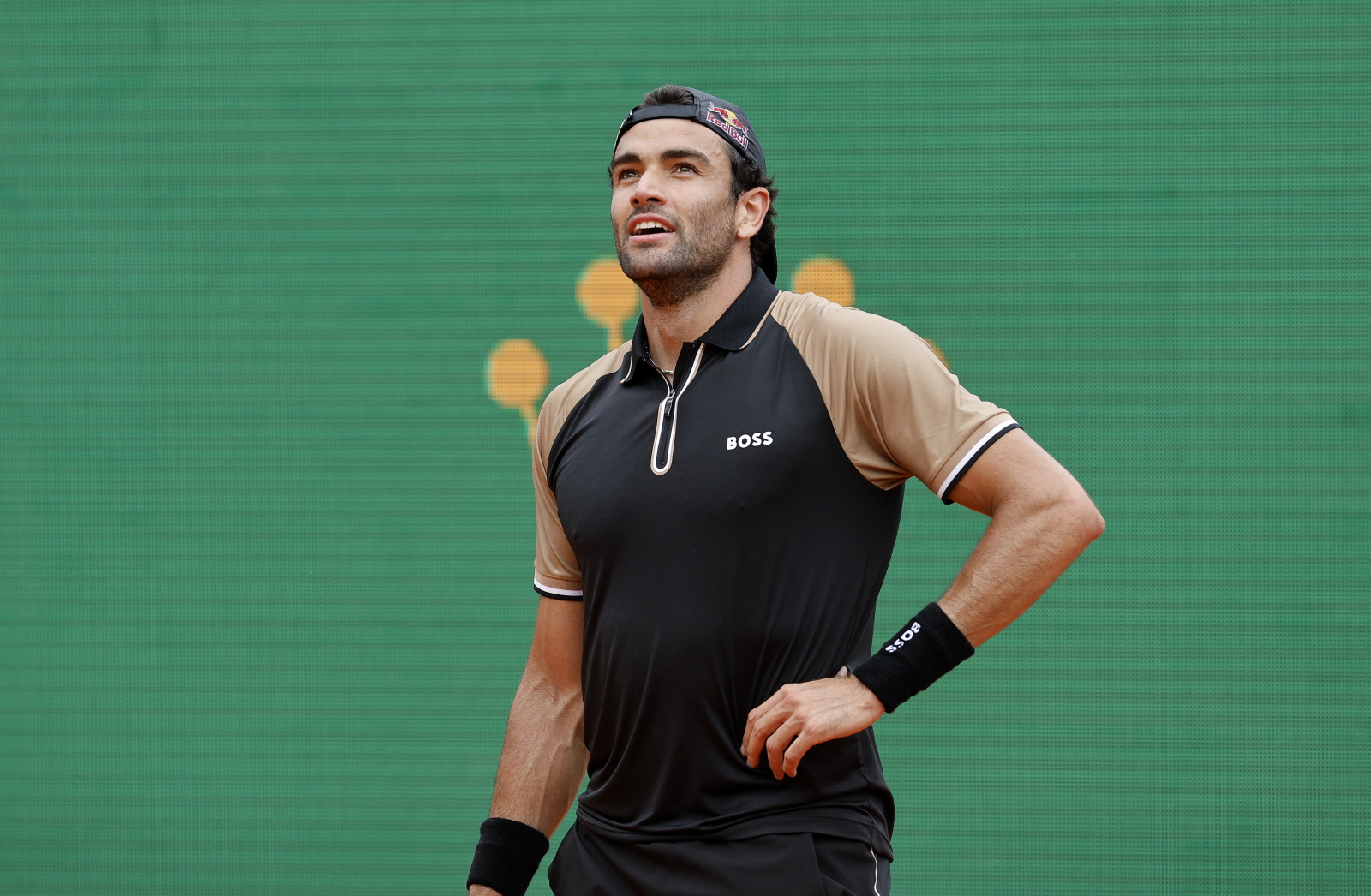 Gwiazdor przegrał w strugach deszczu. Argentyńczyk broni honoru rozstawionych