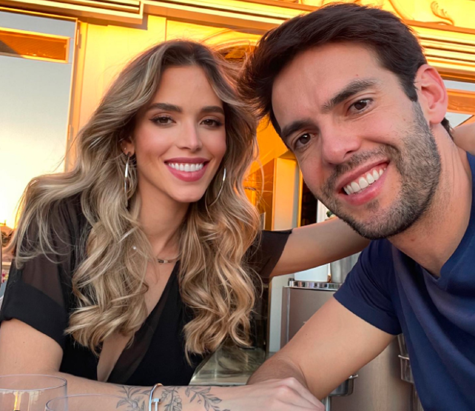 Jest bardzo wierzący. Ma drugą żonę