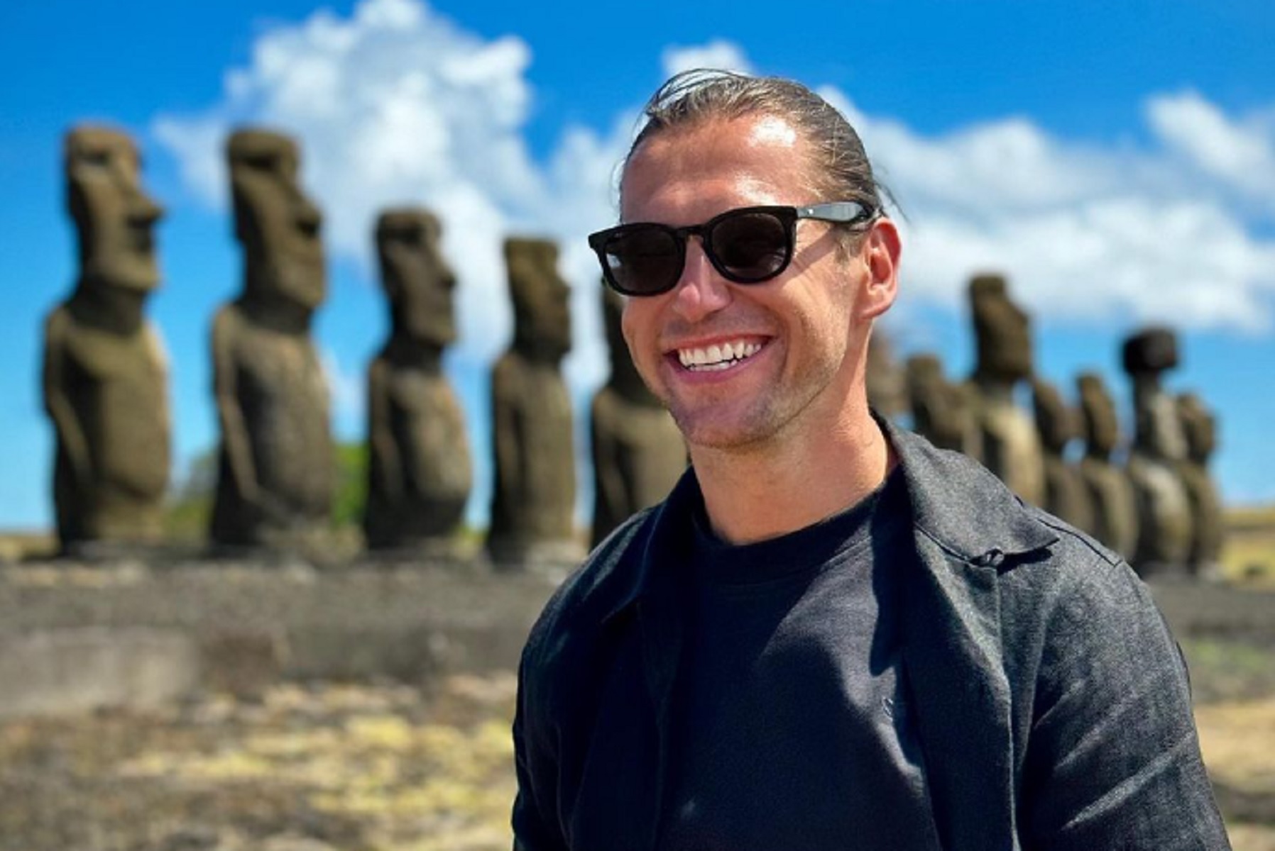 Multimilioner, włada kilkoma językami i ma wyższe wykształcenie