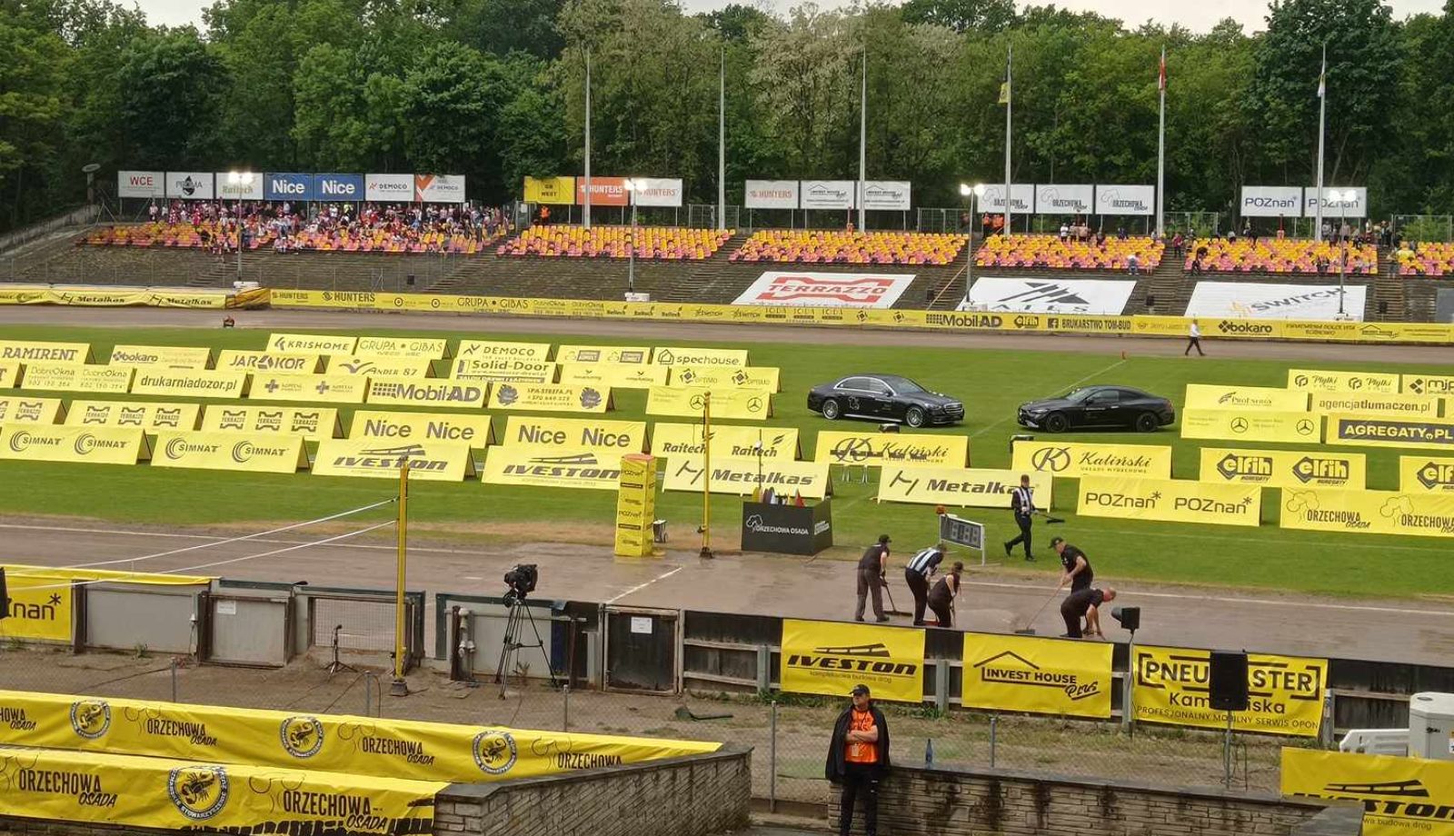 Żużel. W Poznaniu przerwali mecz. Wszystko przez taśmę