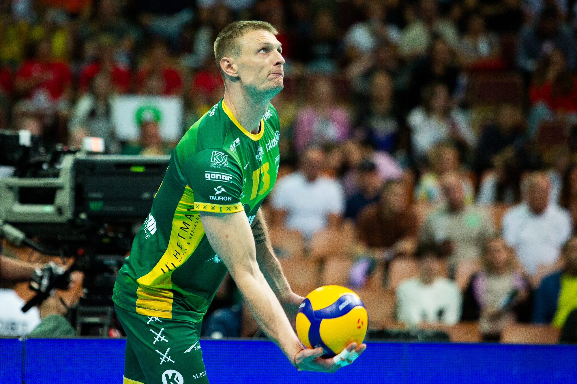 Media: obraźliwe wiadomości do córki znanego siatkarza. Jest reakcja policji