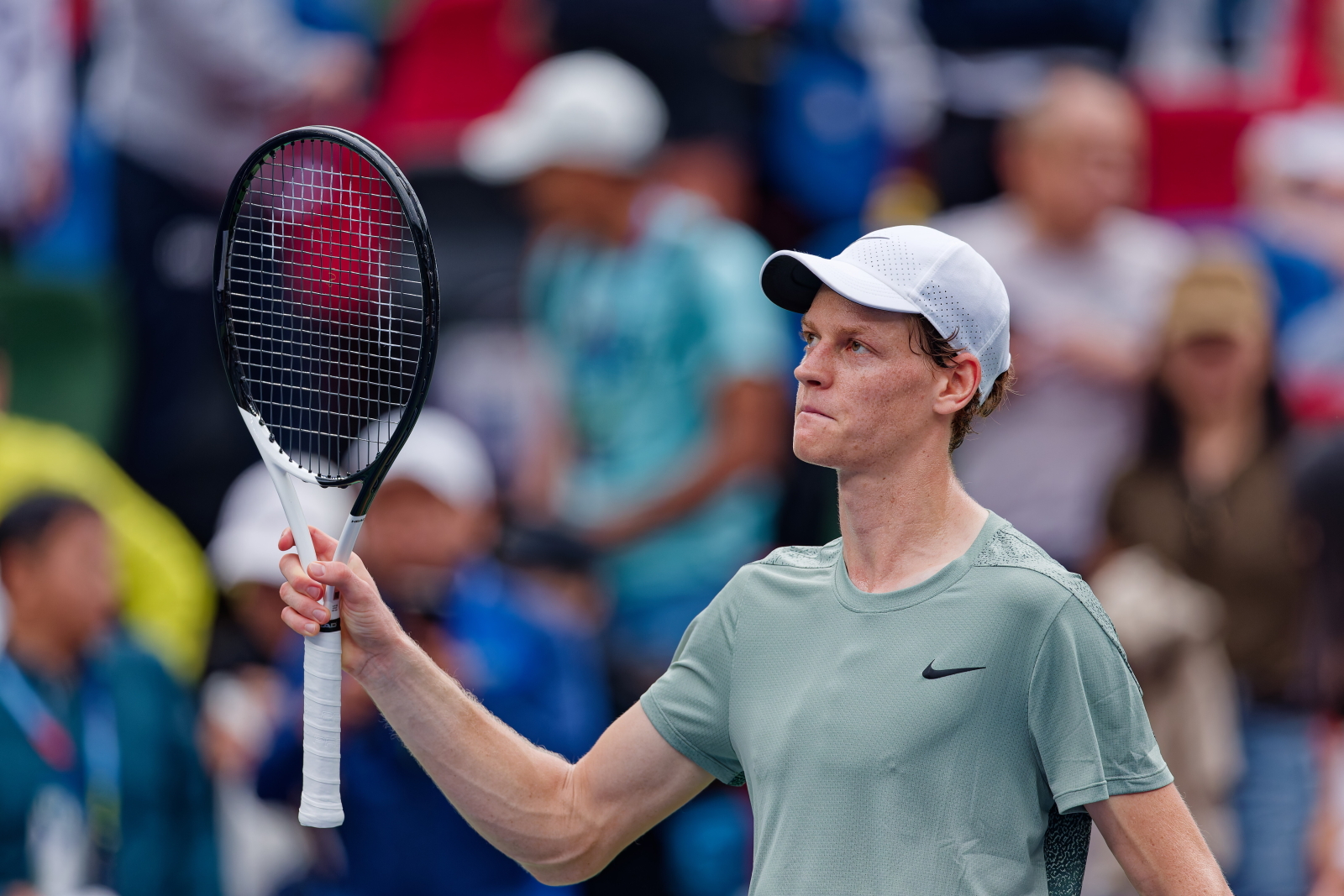 Przerwa na opady deszczu nie wytrąciła z rytmu gwiazdorów. Jannik Sinner pokonał weterana