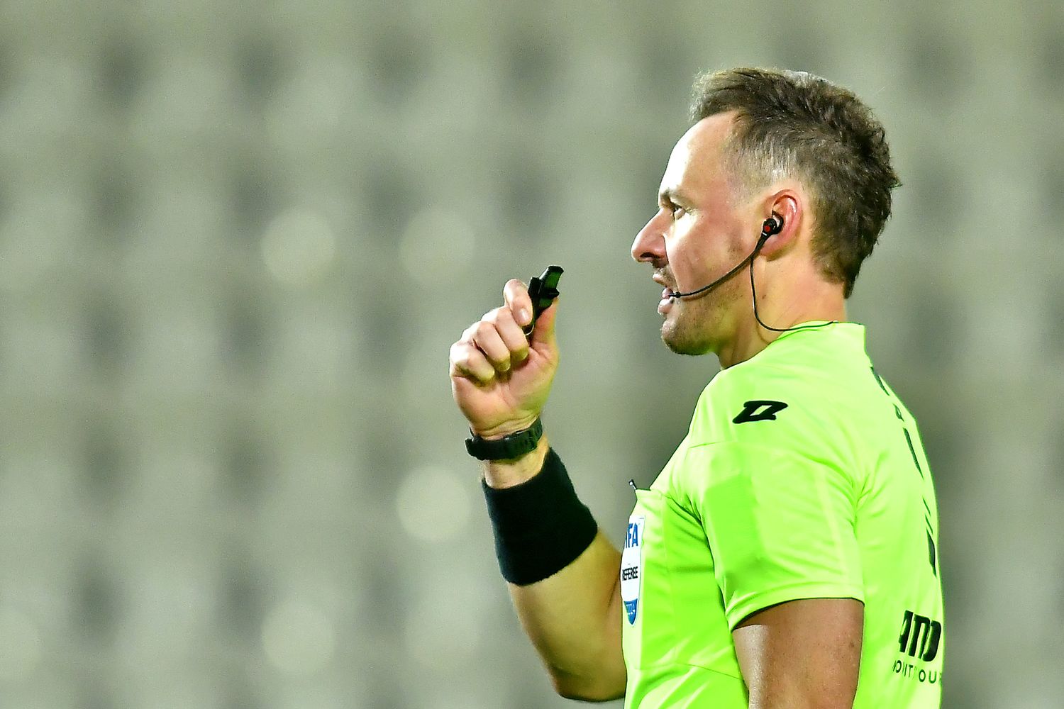 Przerwał mecz przez transparenty. Wydał oświadczenie