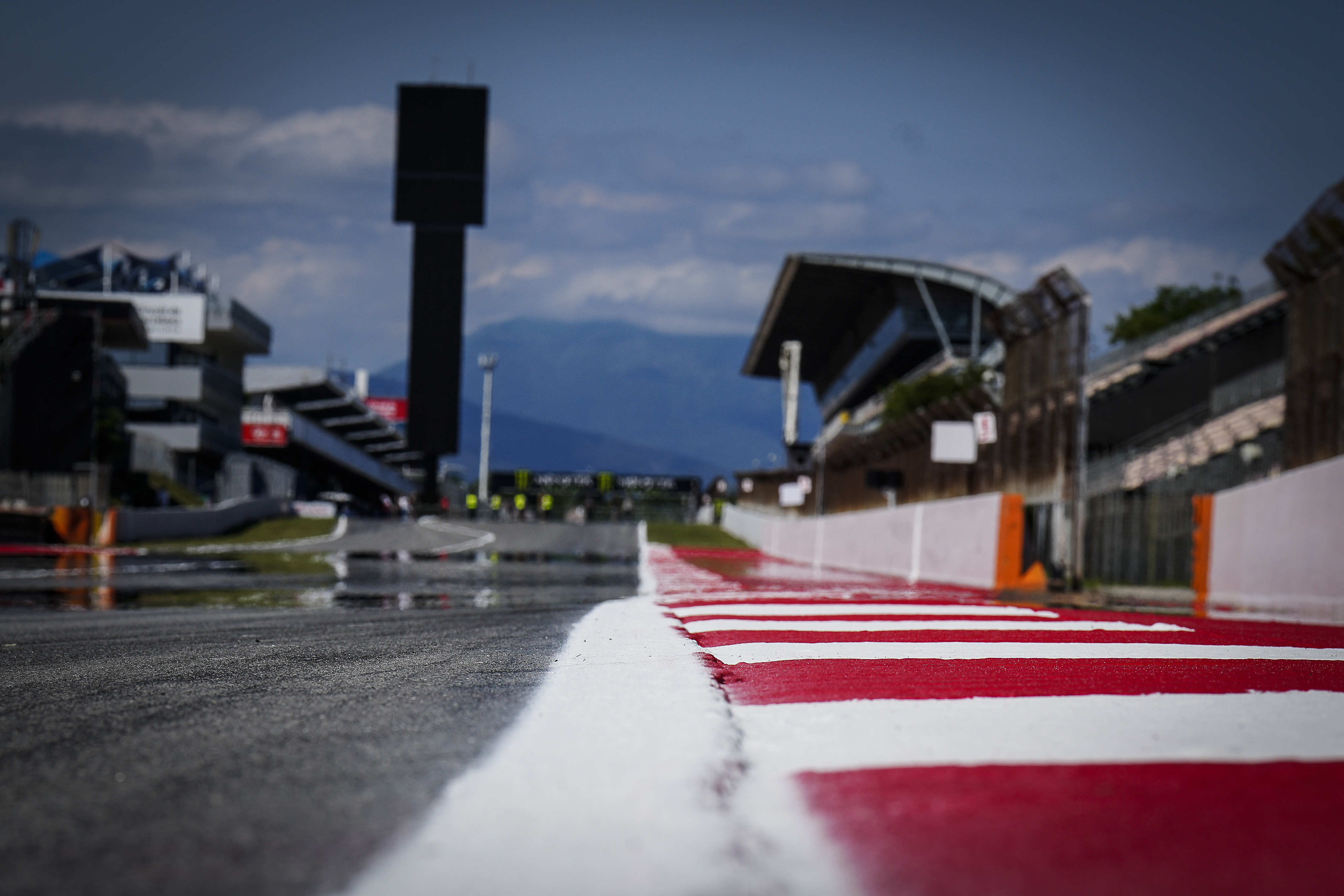 Ulewy sparaliżują testy F1? Kiepskie informacje dla Barcelony