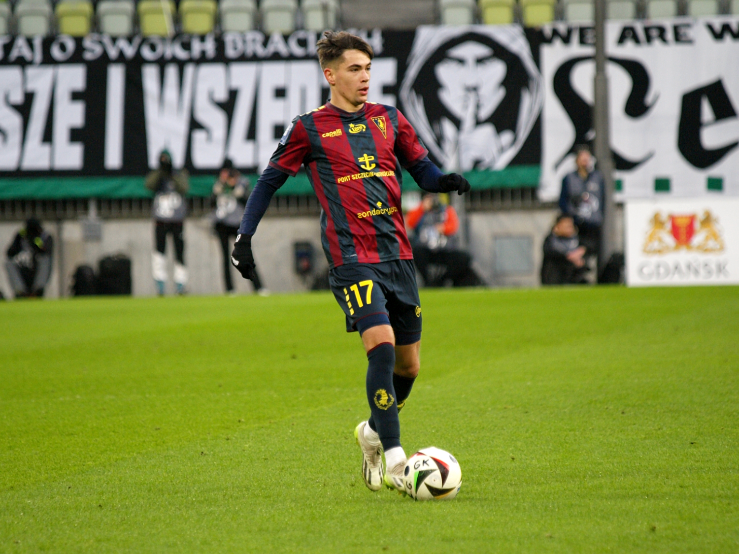 Obrońca opuścił szeregi Pogoni Szczecin. Transfer oficjalnie potwierdzony