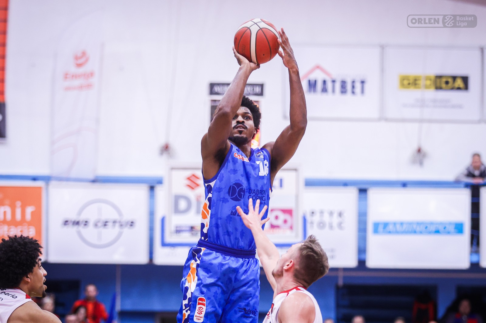 Niesamowita seria Cowelsa! Podał tlen swojej drużynie