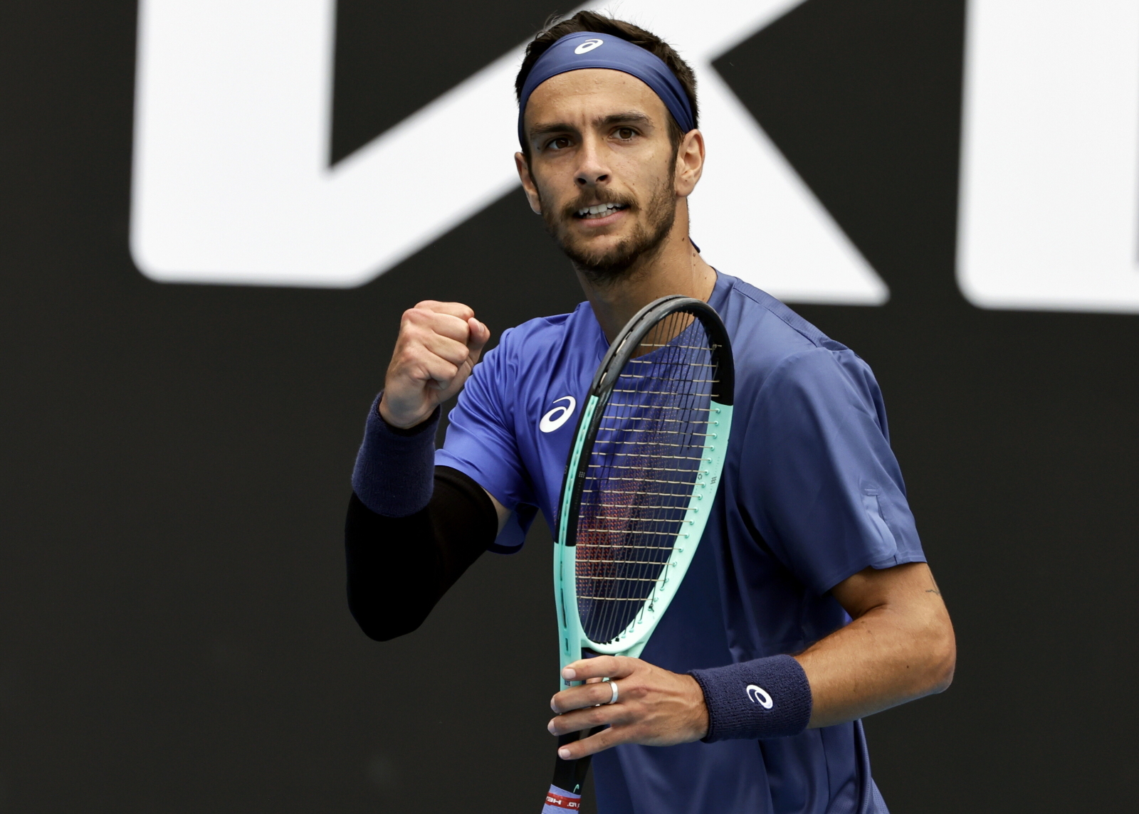 Faworyci bez strat na otwarcie. Włoski artysta dał show kibicom