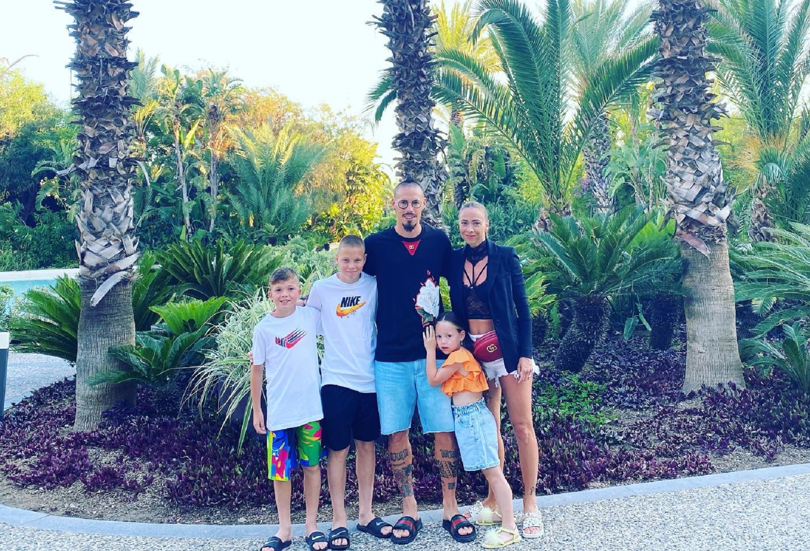 W garażu luksusowe samochody, a na podwórku hodowla kur