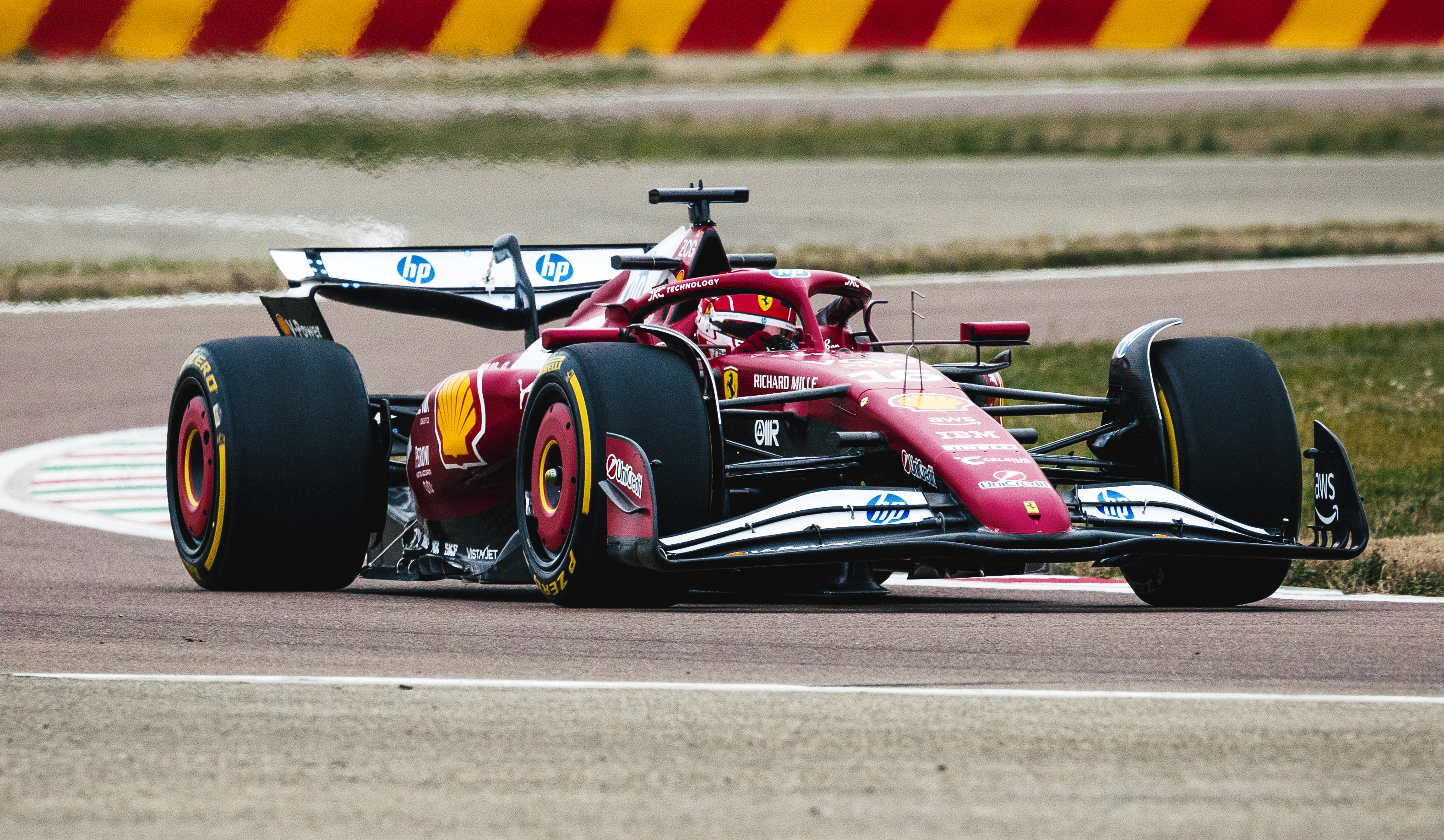 Dziewięciu kierowców F1 zostało w garażach. Leclerc najszybszy na otwarcie