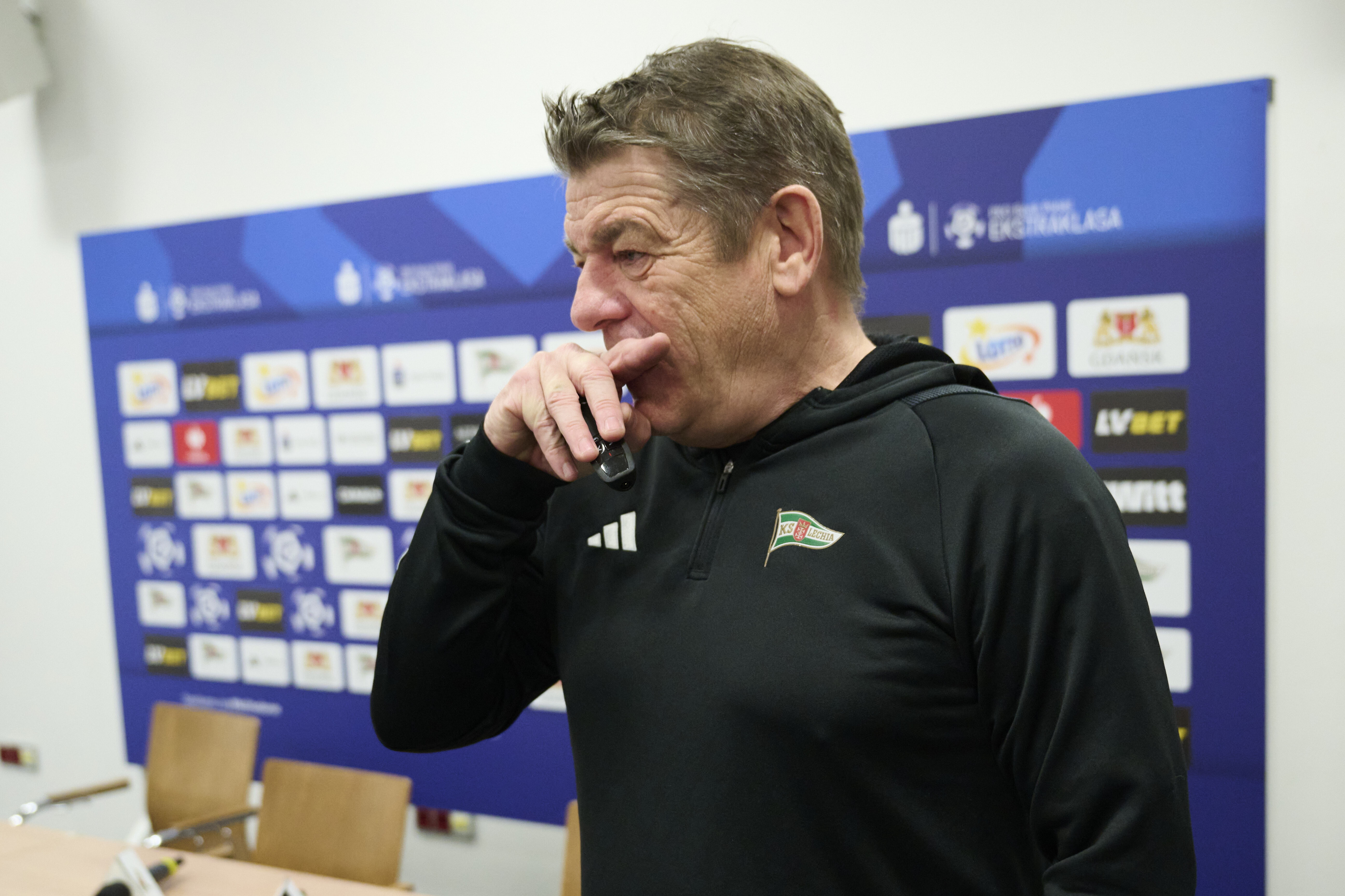 Trener Lechii Gdańsk nie chce gdybać. "Jest to dziwna sytuacja"