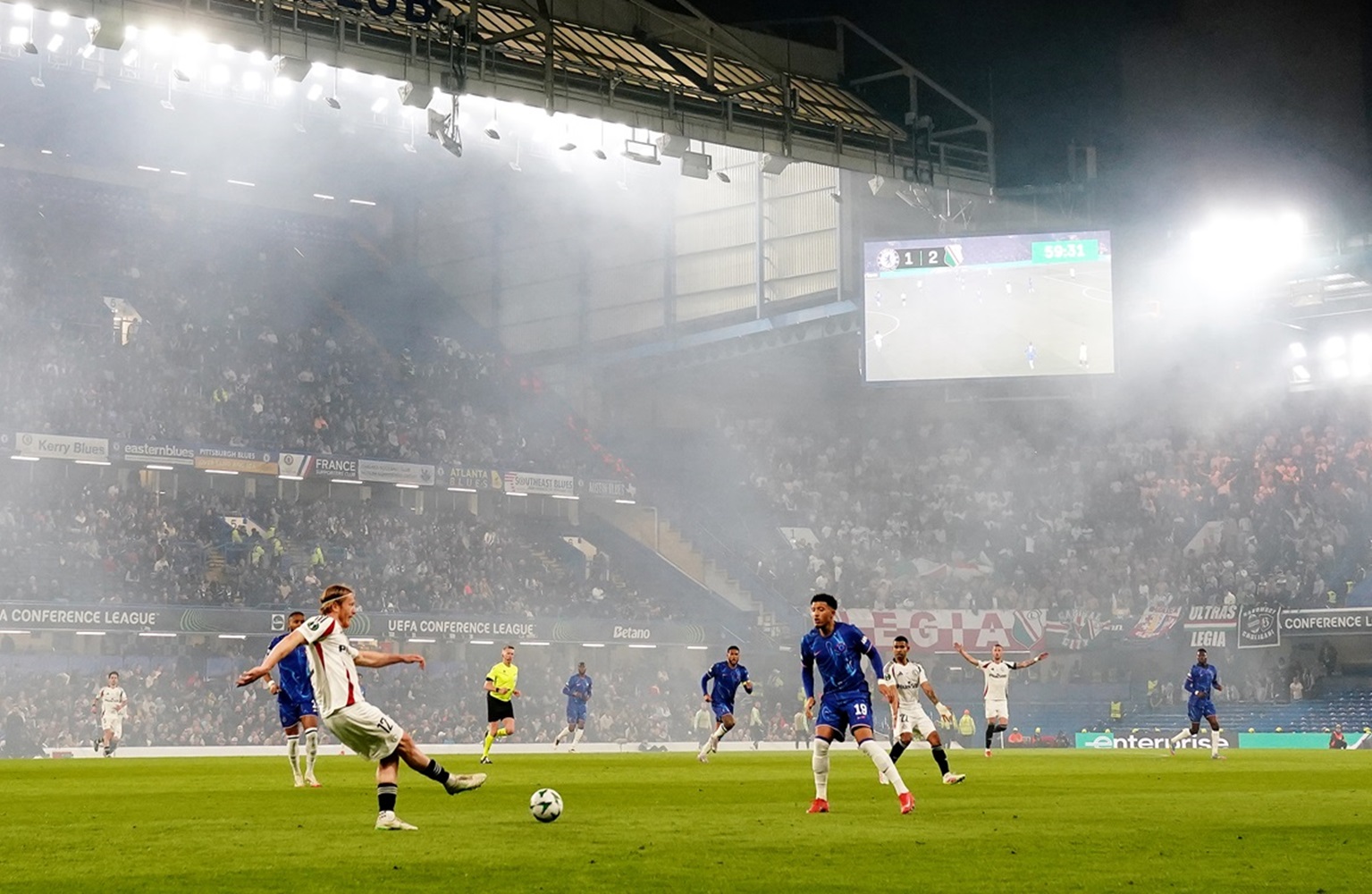 Absurdalne sceny przed meczem Chelsea - Legia. Zadawali Polakom dziwne pytania