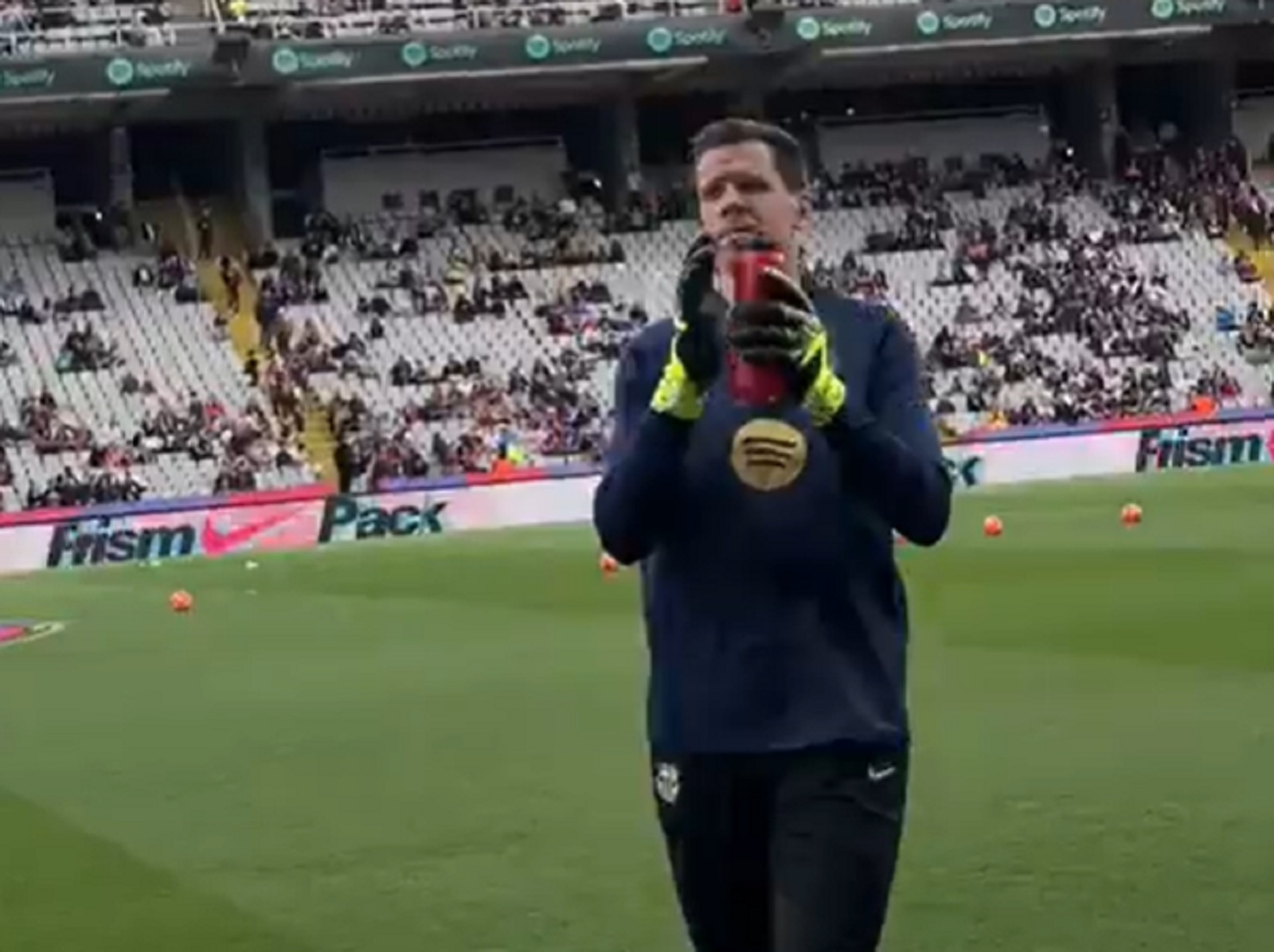 Szczęsny na długo zapamięta ten moment. Tylko spójrz, co przygotowała Barcelona WIDEO]