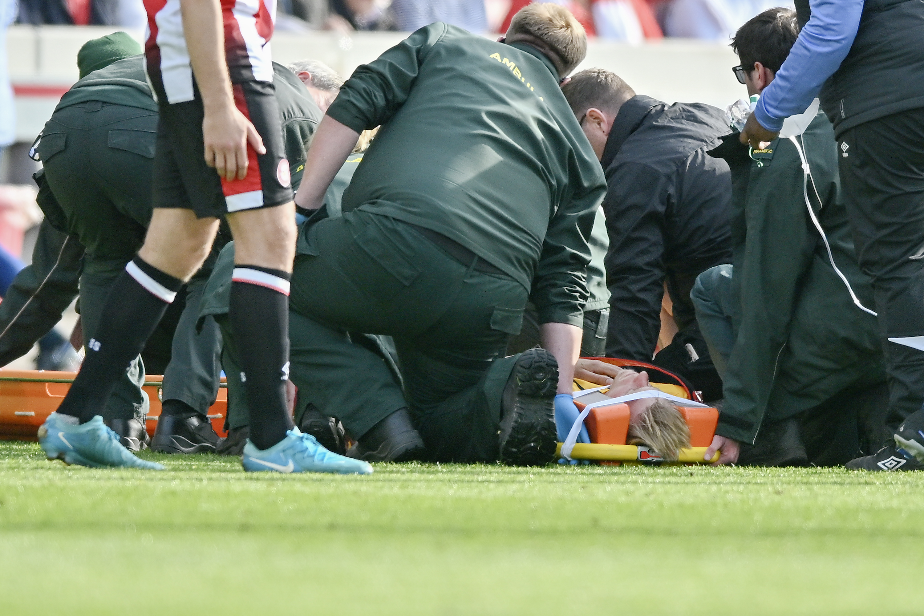 Chwile grozy w meczu Premier League. Piłkarz zniesiony na noszach