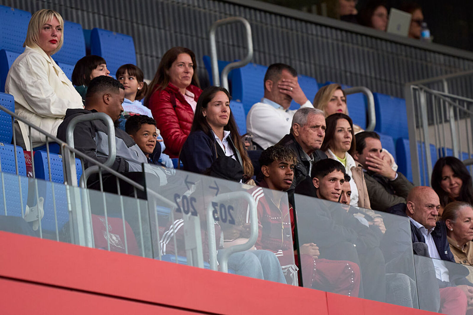 Kamery ich przyłapały. Oto kto pojawił się na meczu Pajor