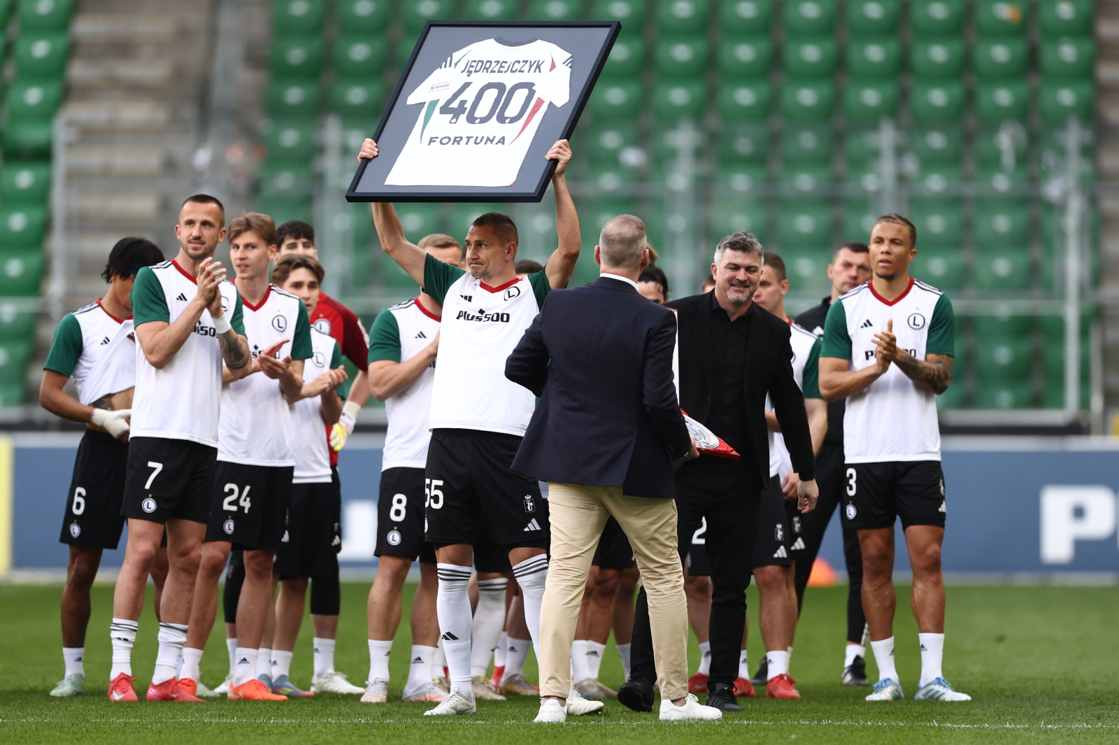 Widać było łzy w oczach. Cały stadion nagle wstał