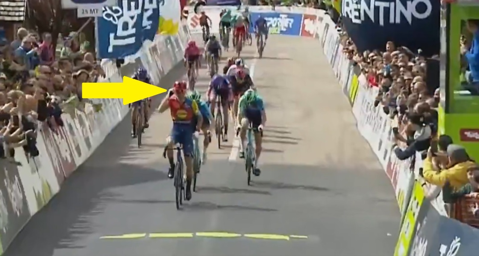 Wygrał etap i wykonał ten gest. Został za to ukarany