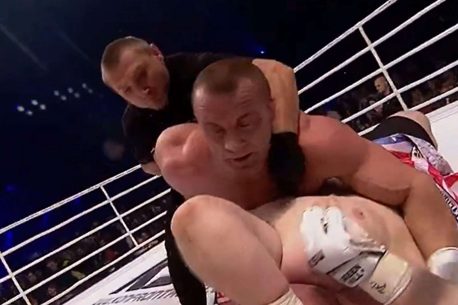 Rywal był prawie 100 kg cięższy. Sędzia musiał odpychać "Pudziana"