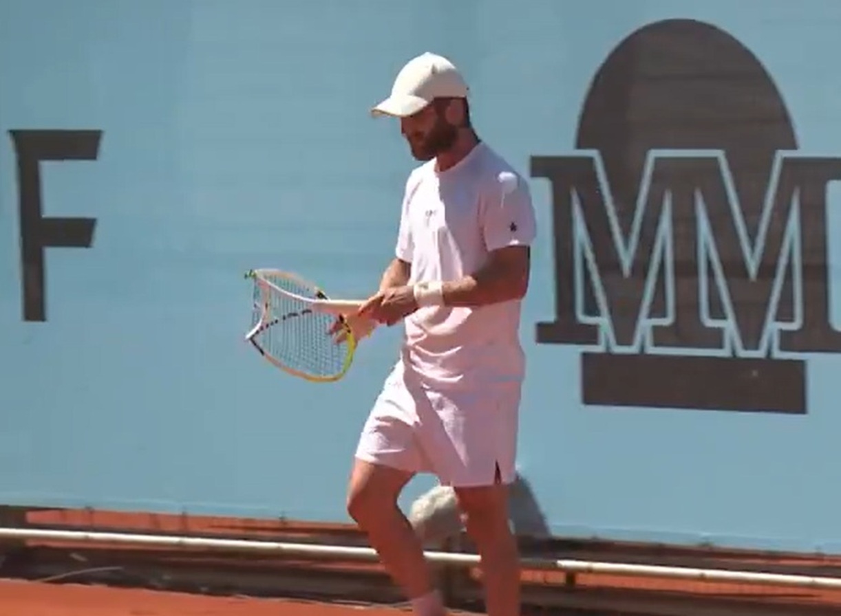 Skandaliczne zachowanie. Najpierw zniszczył rakietę, potem poddał mecz (wideo)