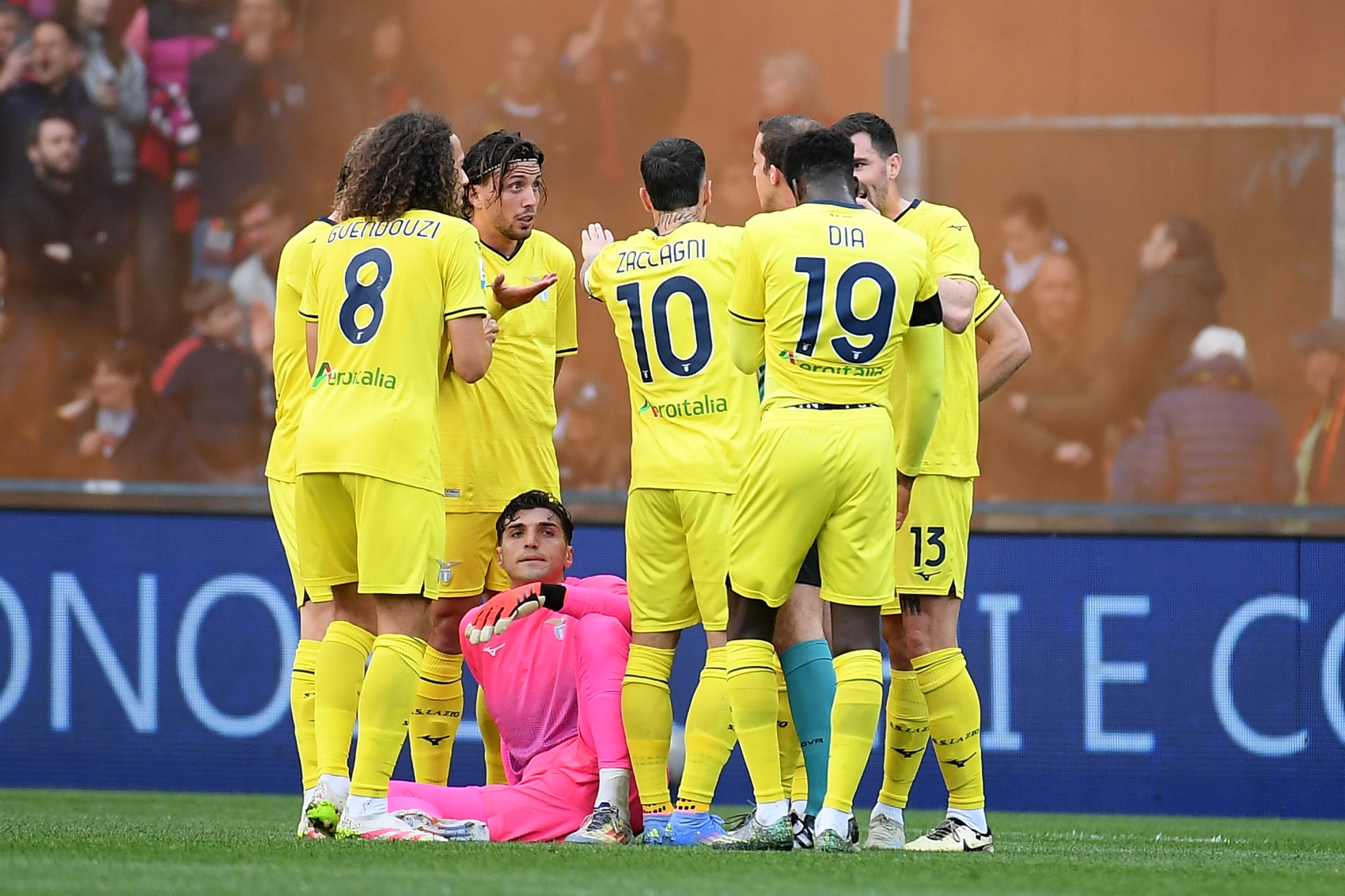 Skandal we Włoszech. Bramkarz trafiony racą dymną