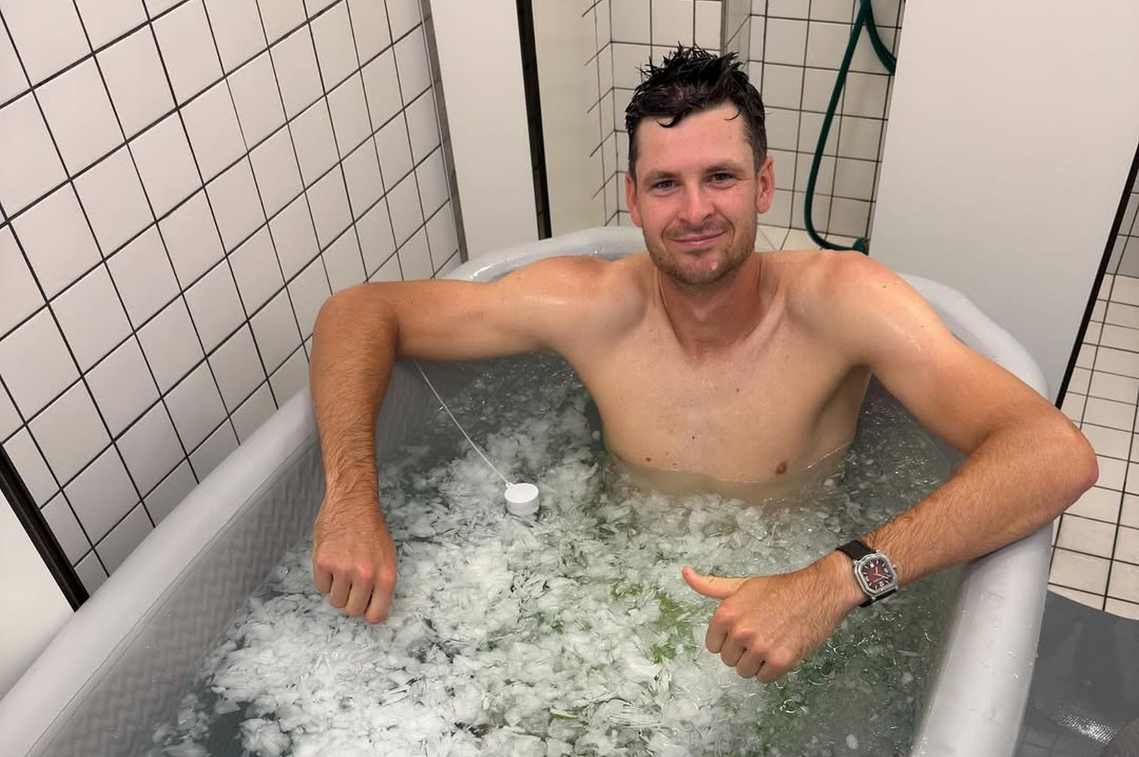 Wskoczył do wanny pełnej lodu. Poznajesz?