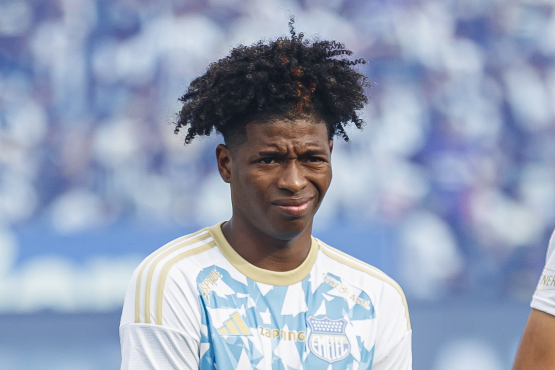 Weszli do jego domu. Natychmiast schował się pod łóżko