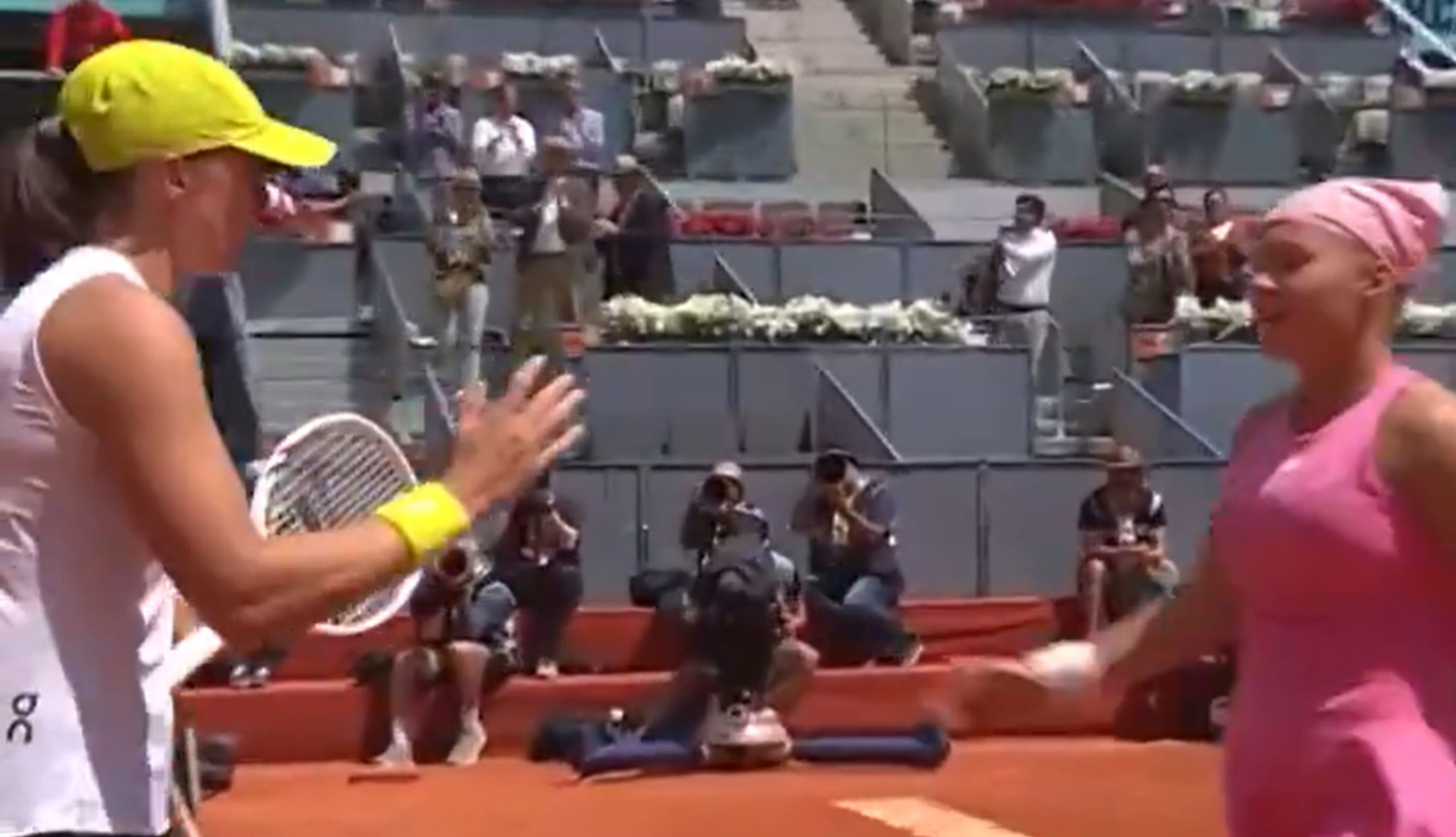 Stoczyły morderczy bój. Tak Świątek zachowała się po meczu wobec Rosjanki