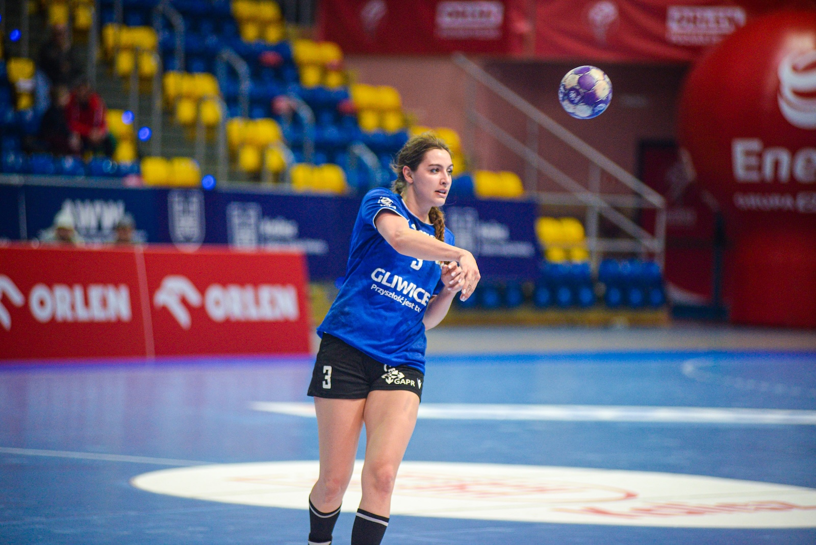 Grały przy niemal pustych trybunach. Tego życzy sobie Michał Kubisztal