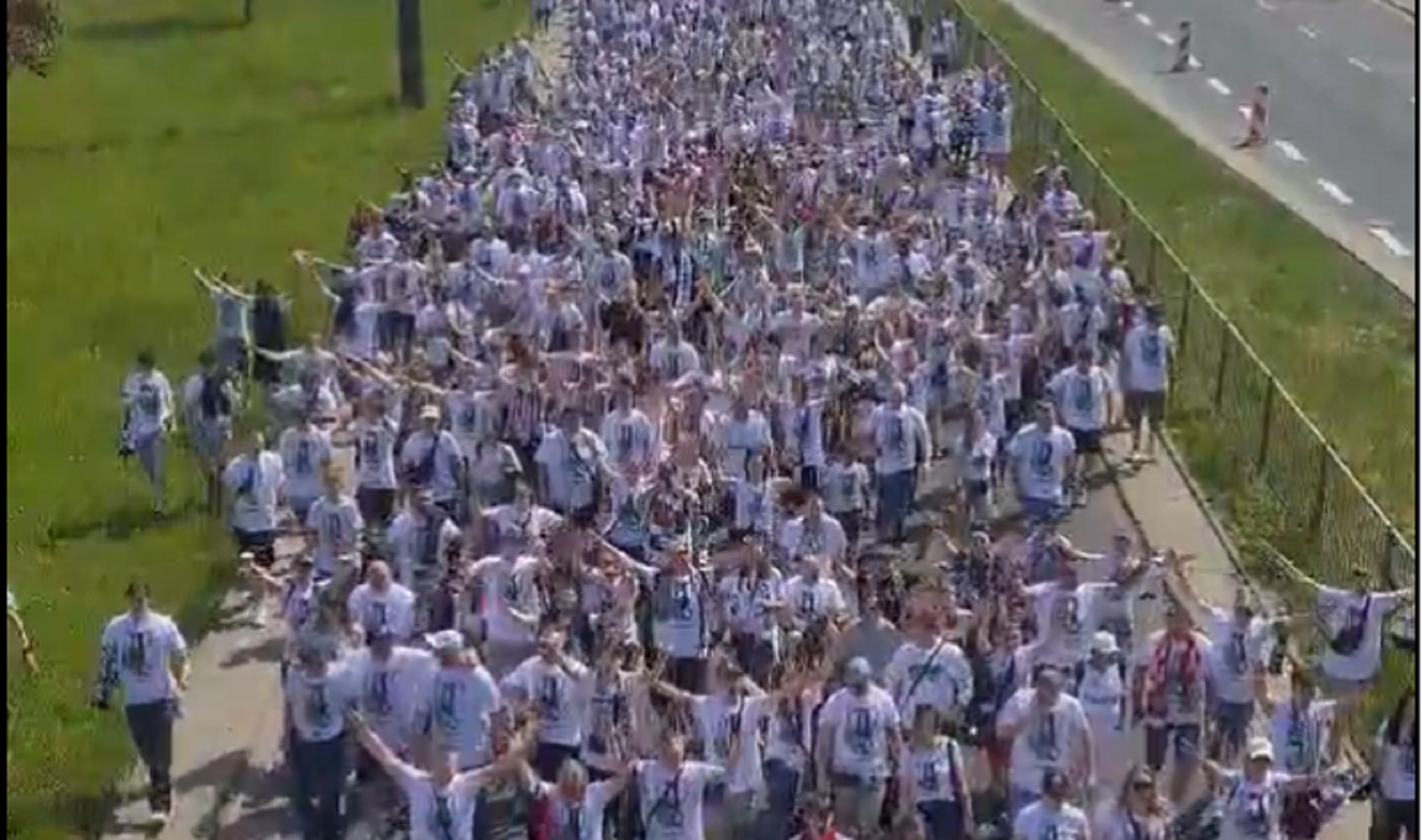 Opanowali ulice Warszawy. Tłumy kibiców Legii