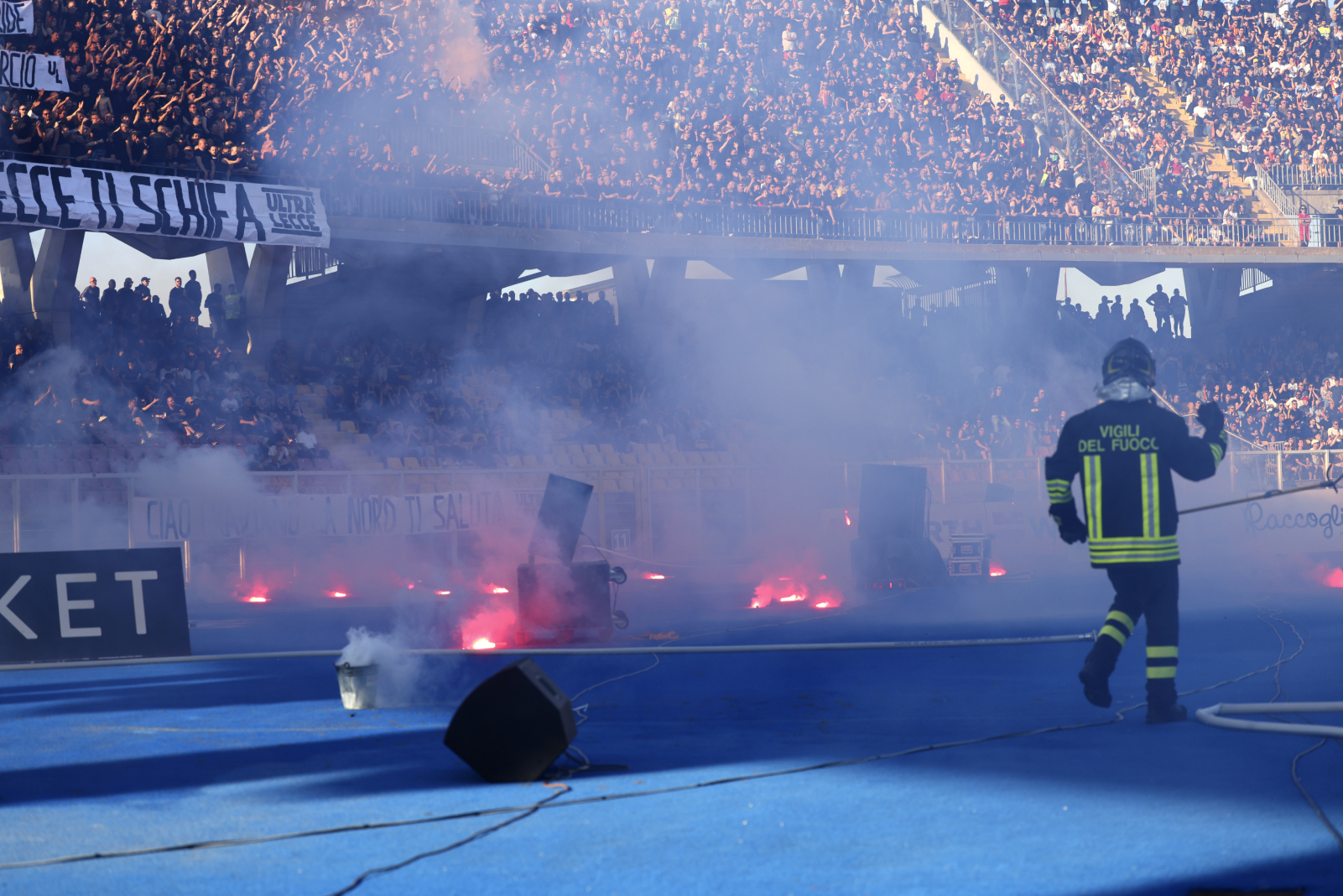 Mecz przerwany na pięć minut. Niebezpieczne sceny na stadionie