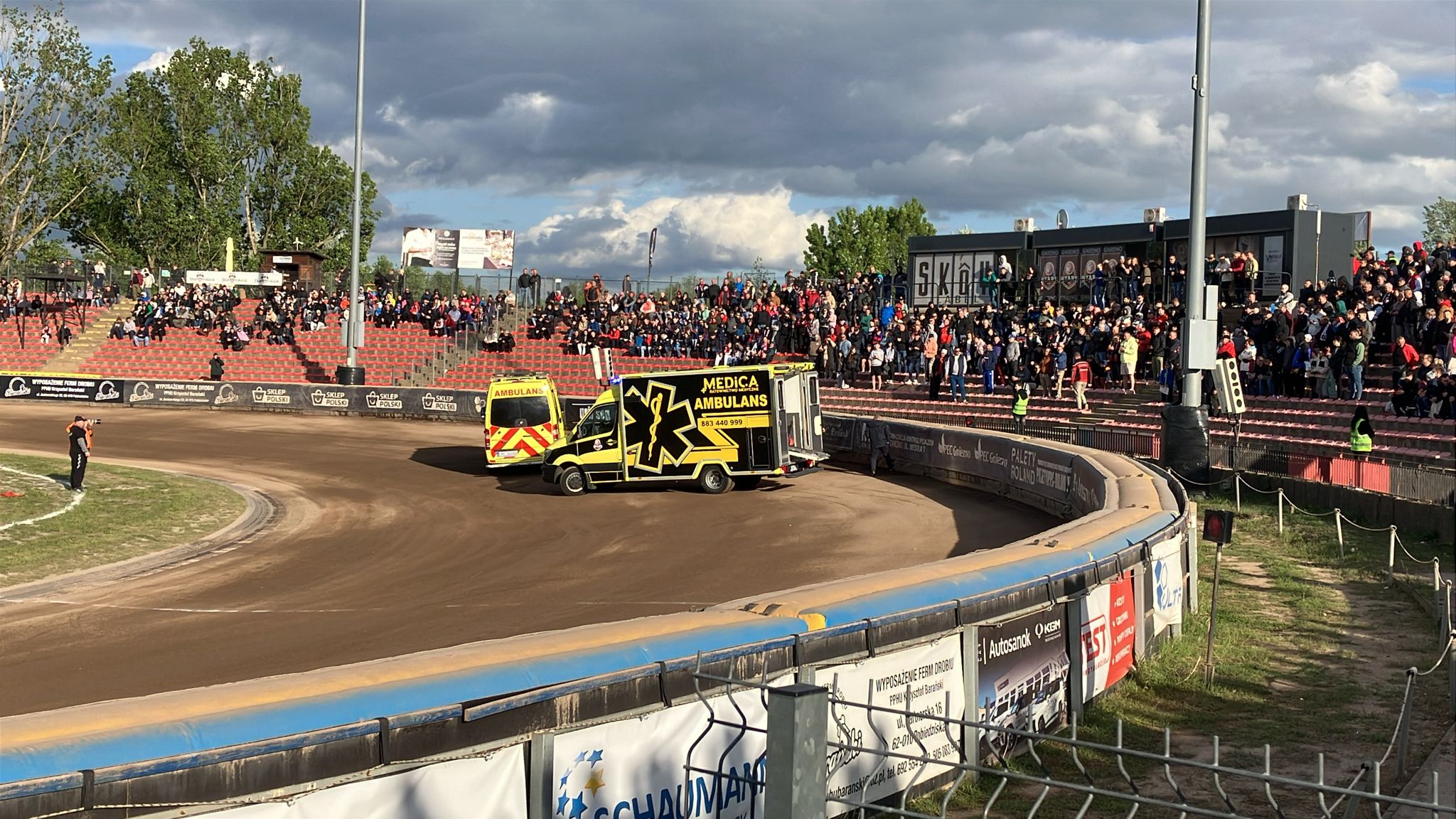 Koszmarna kraksa w Gnieźnie! Zawodnik trafił do karetki