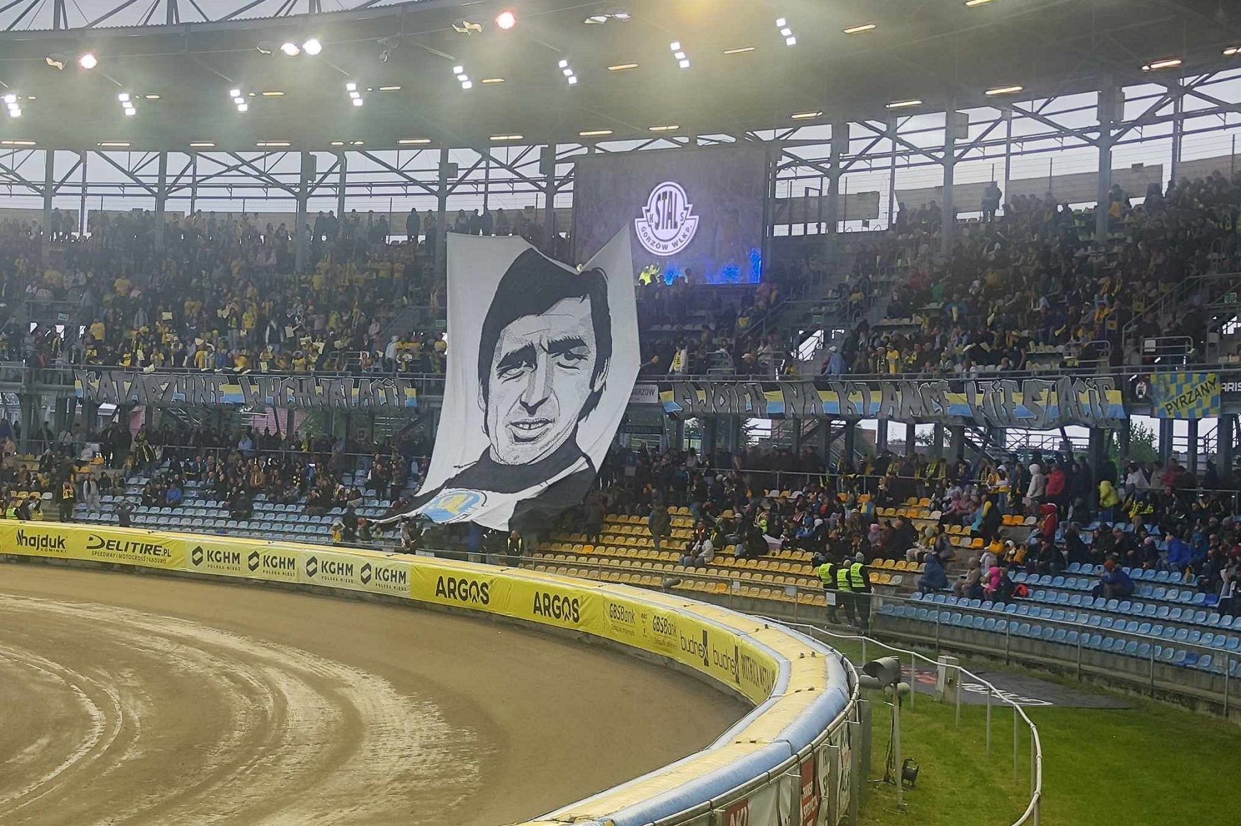 Żużel. Skandaliczny transparent kibiców Stali