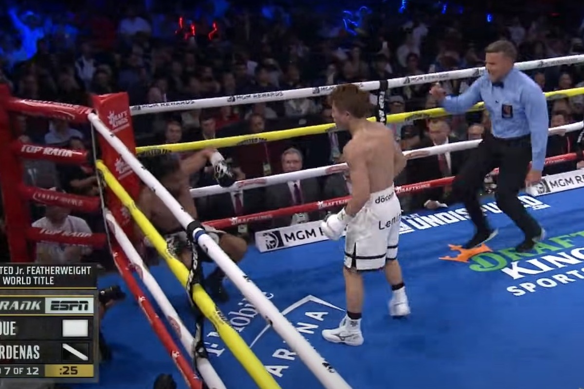 Co za walka! Mistrz wstał z desek i zdemolował rywala