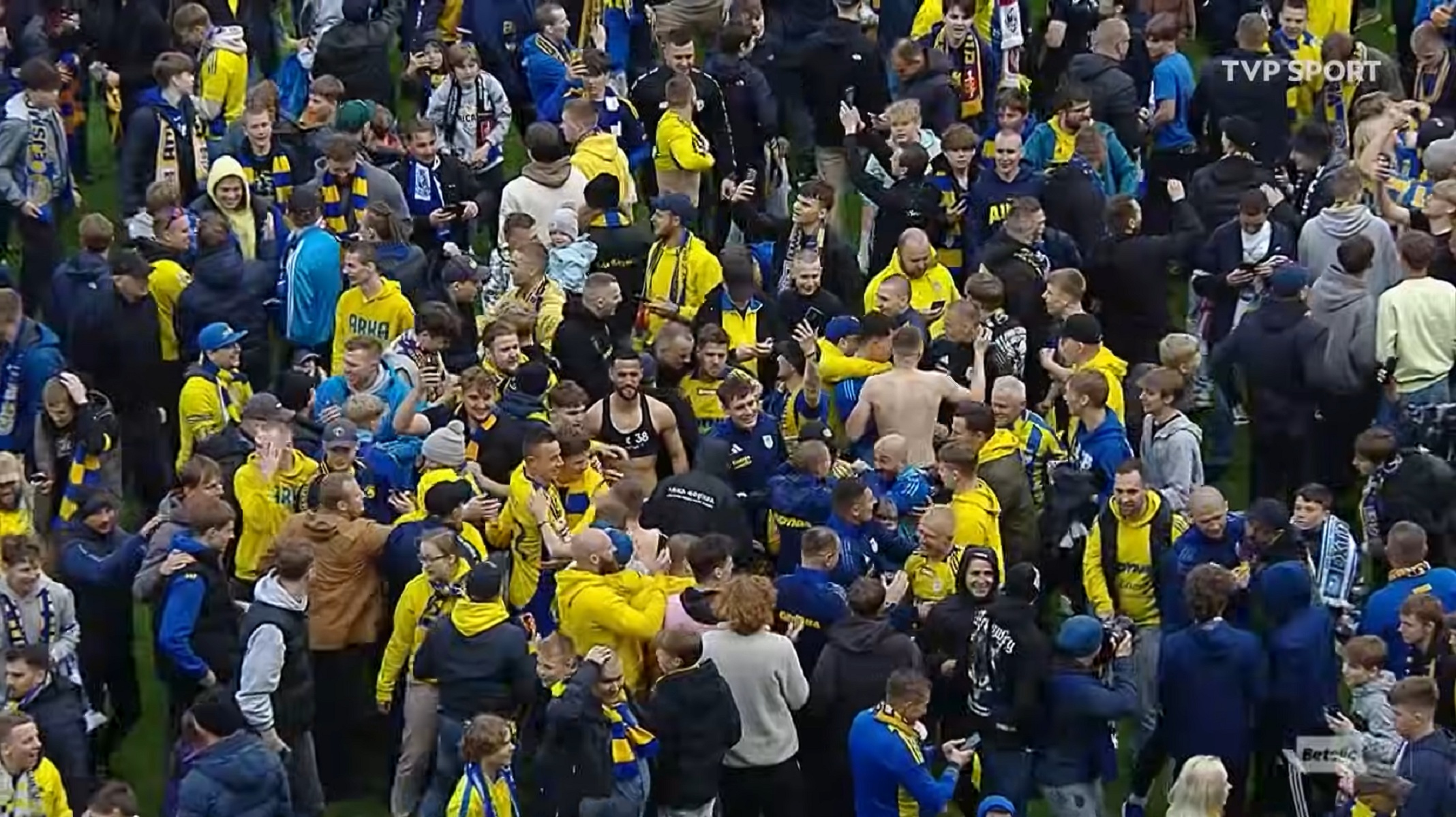 Szalone sceny w Gdyni. Kibice wtargnęli na boisko