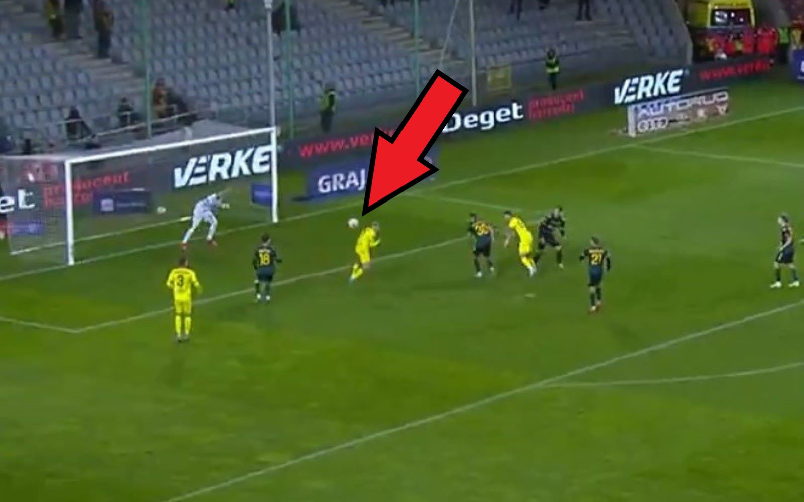 Przyjrzyj się uważnie. Kuriozalny gol w Ekstraklasie