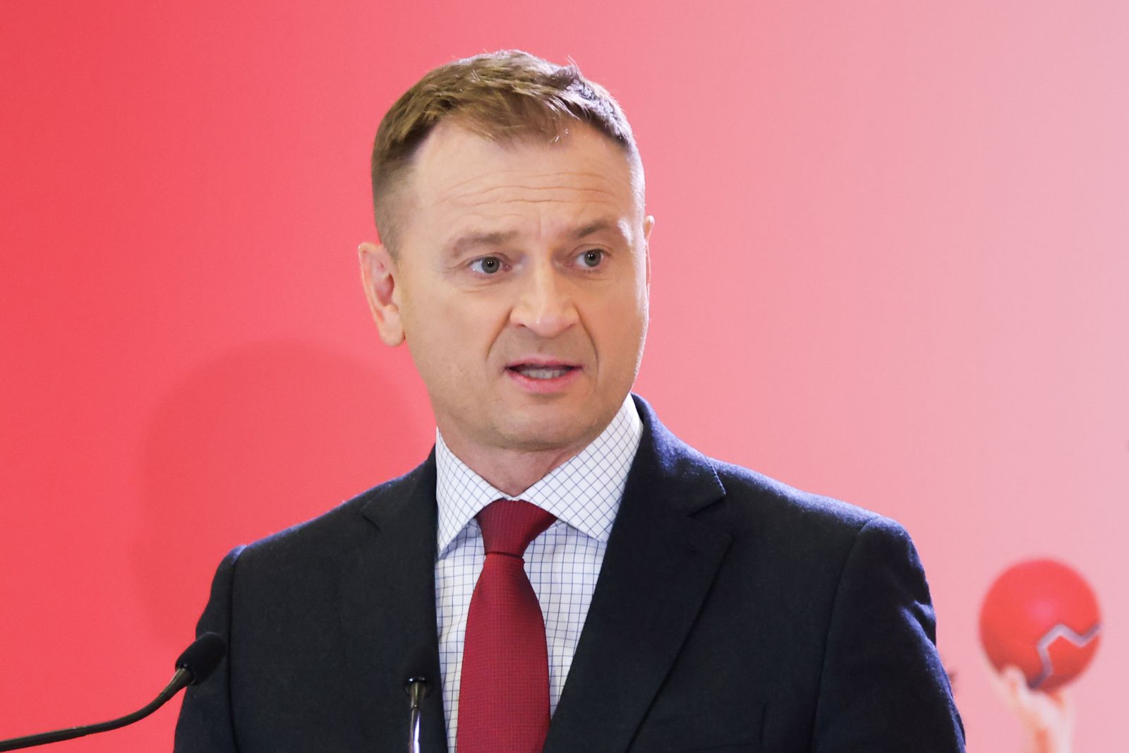 "Wyrzucani z taksówek, bici". Ujawnił, co działo się w Warszawie