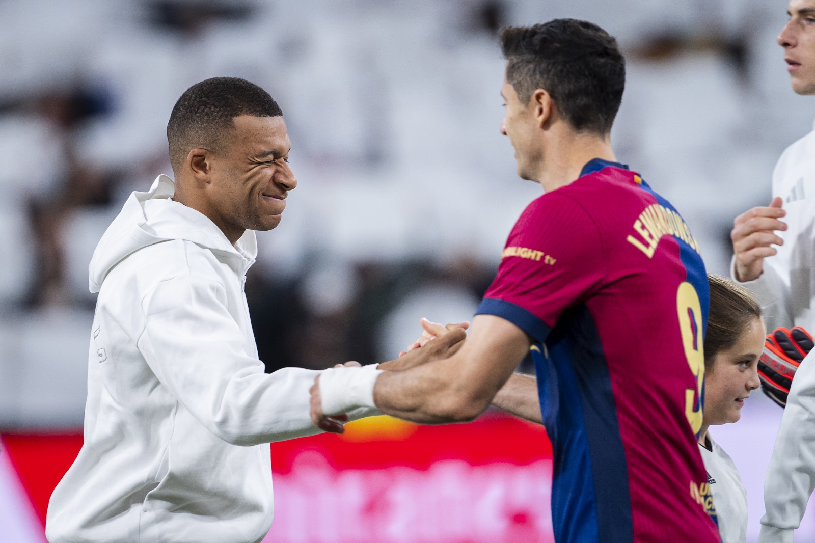 Starcie gigantów. Lewandowski odjechał Mbappe