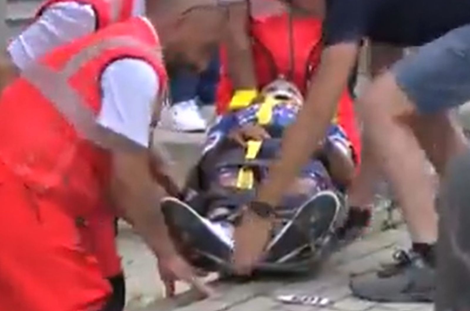 Fatalna kraksa na 5 km przed metą. Trafił na nosze