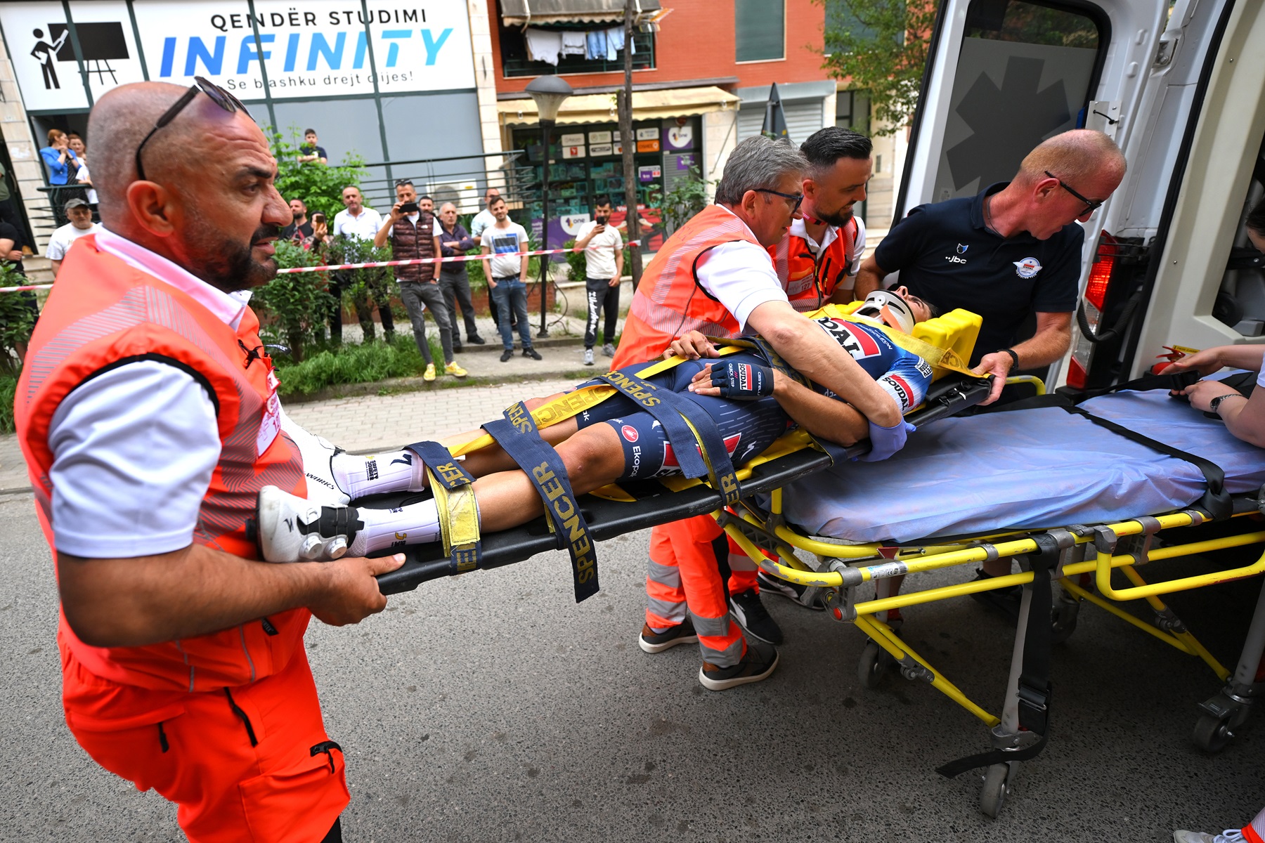 Dramat po kraksie na Giro d'Italia. Uraz kręgosłupa