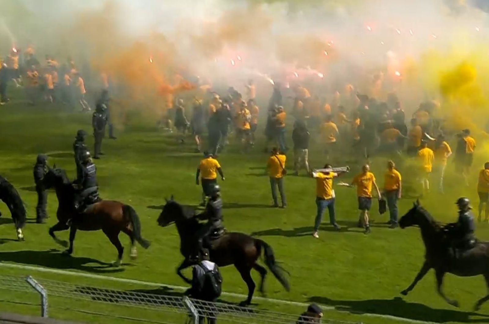 Sceny w Niemczech. Konna policja wkroczyła na murawę
