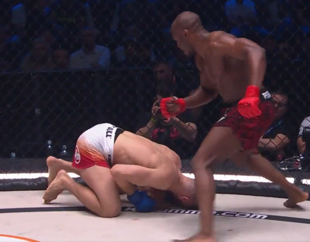 Aż zwinął się z bólu! Zobacz nokaut Alioune'a Nahaye w KSW [WIDEO]