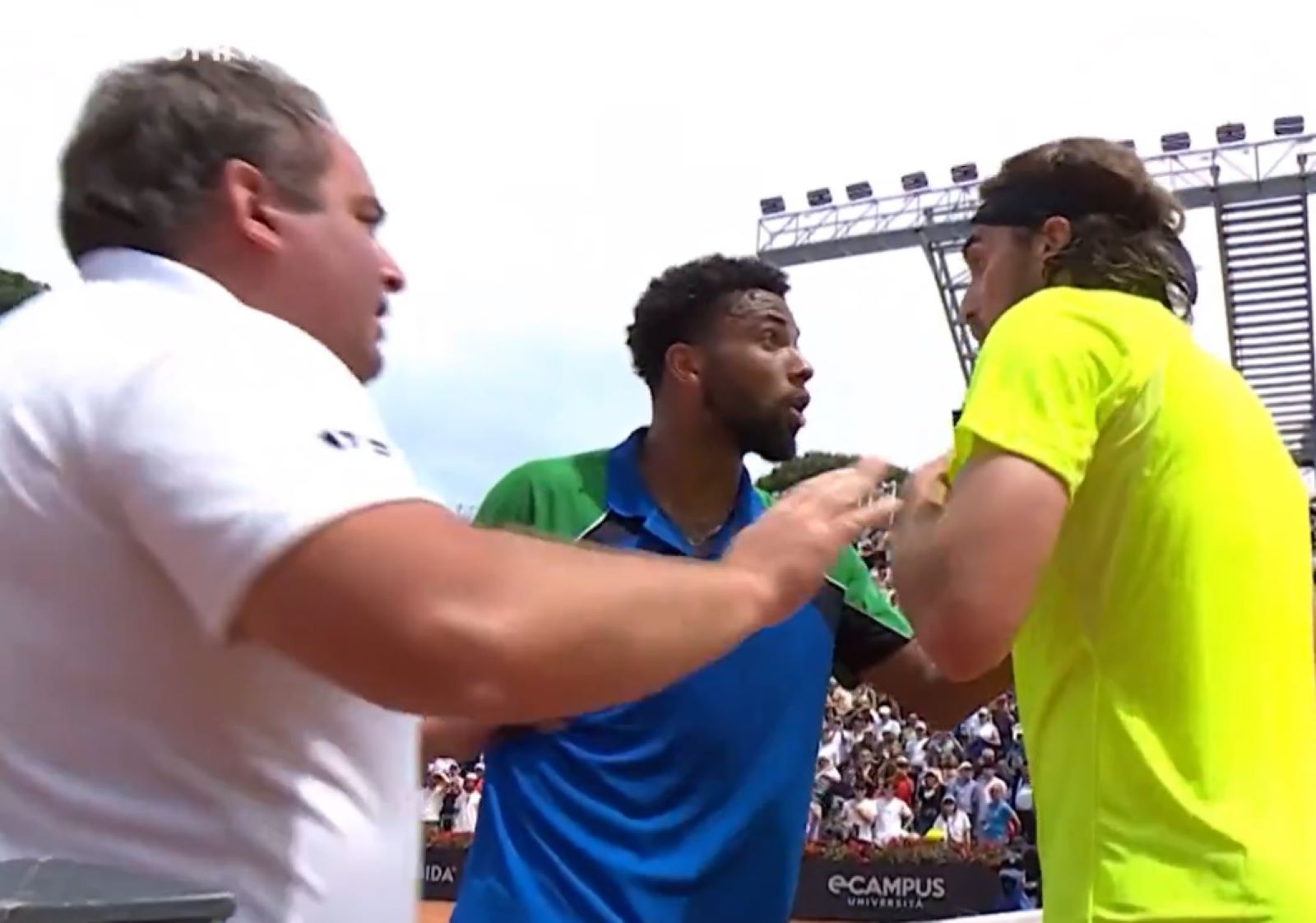 Podeszli do siatki i zrobiło się nerwowo. Aż wkroczył sędzia