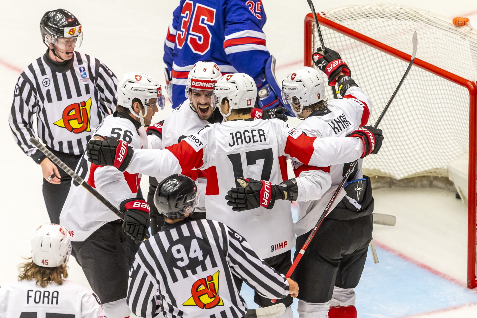 Szwajcarzy zadali trzy ciosy Amerykanom. Pierwsza seria rzutów karnych